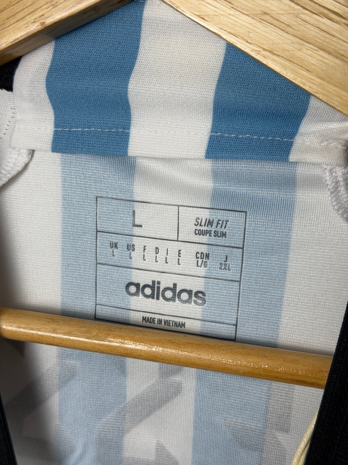 Lionel Messi Argentina 2022 World Cup final edition home football shirt (L)