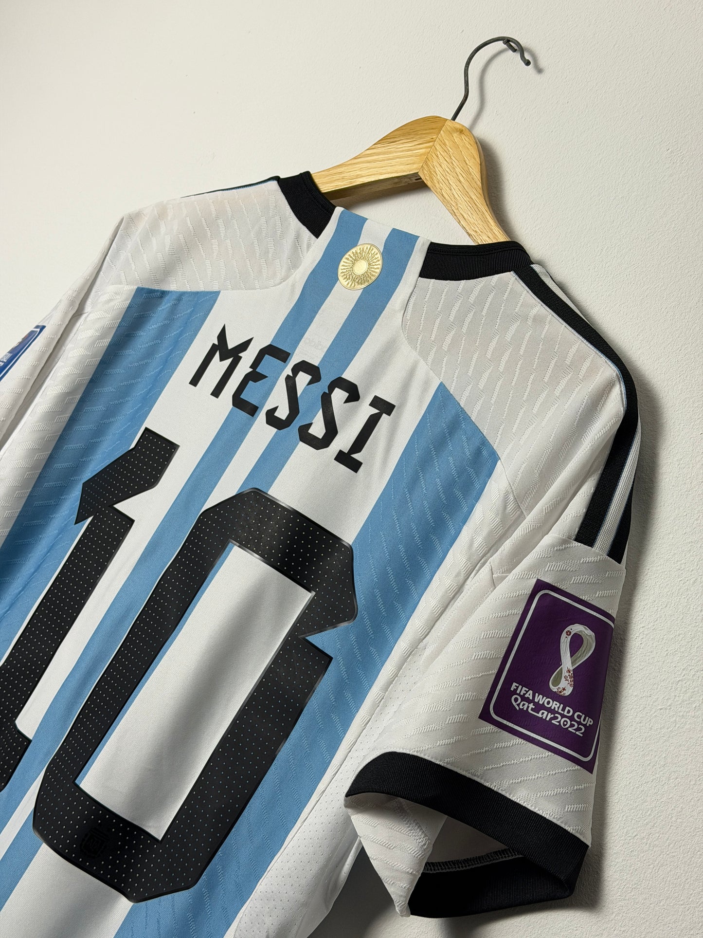 Lionel Messi Argentina 2022 World Cup final home football shirt (L)