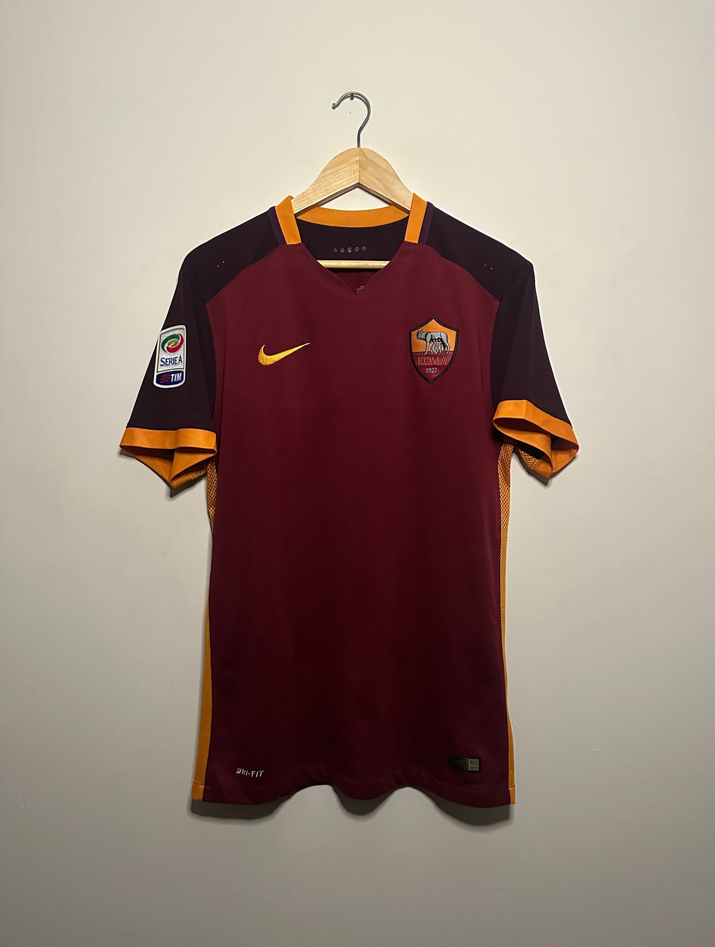 Radja Nainggolan AS Roma 2015-16 home football shirt (L)