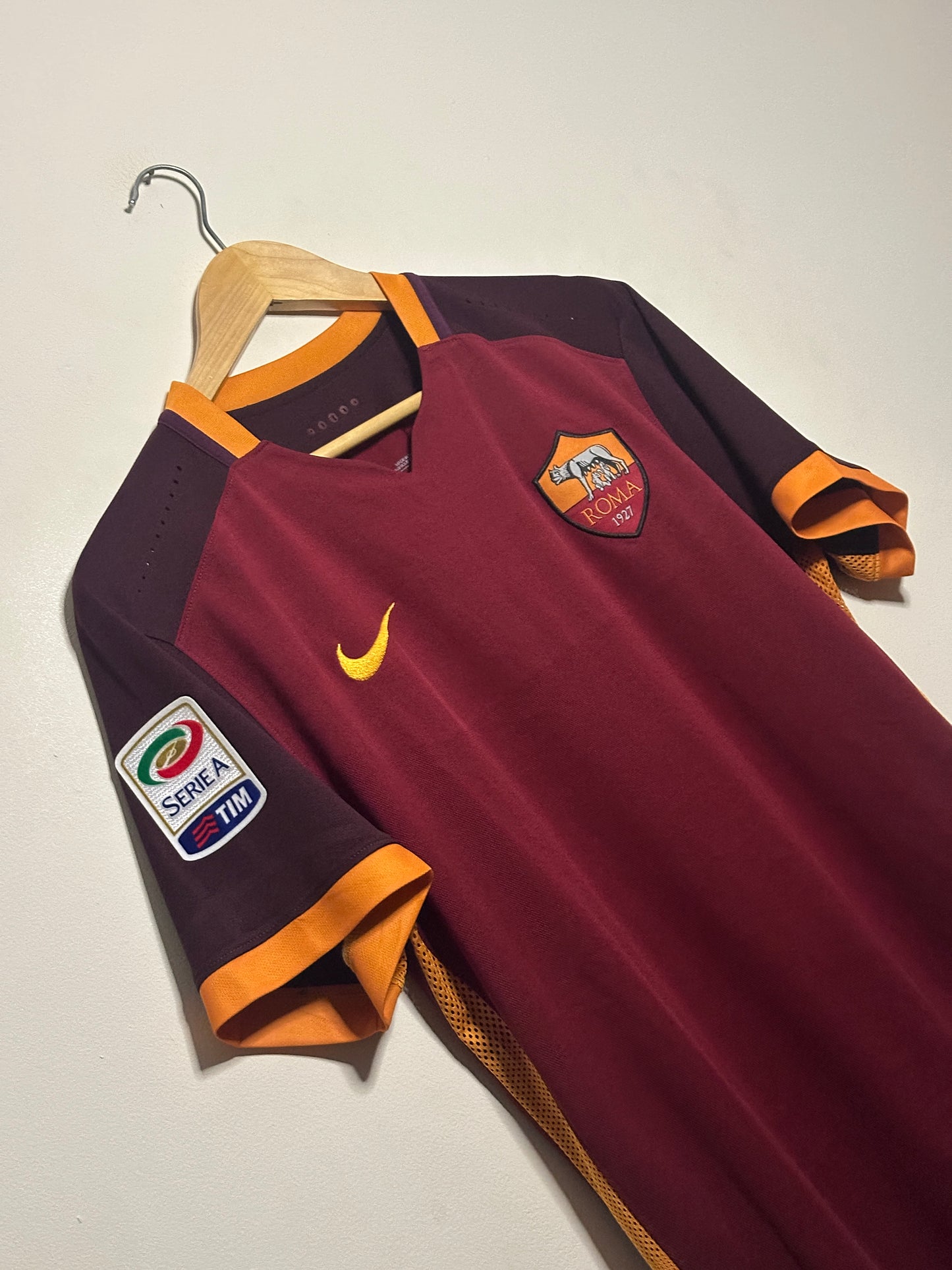Radja Nainggolan AS Roma 2015-16 home football shirt (L)