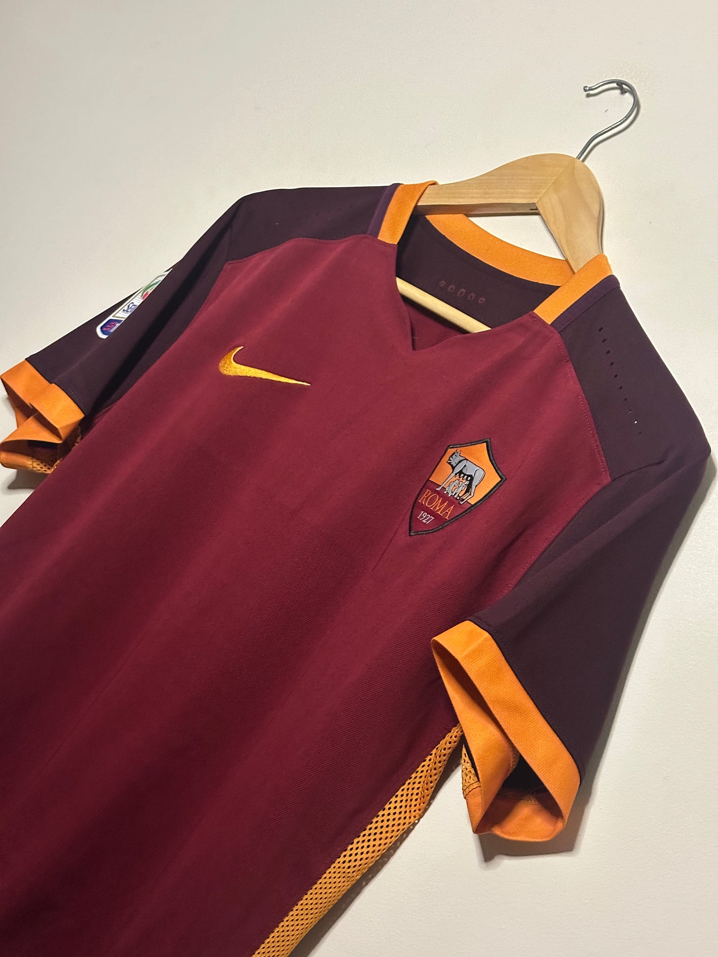 Radja Nainggolan AS Roma 2015-16 home football shirt (L)