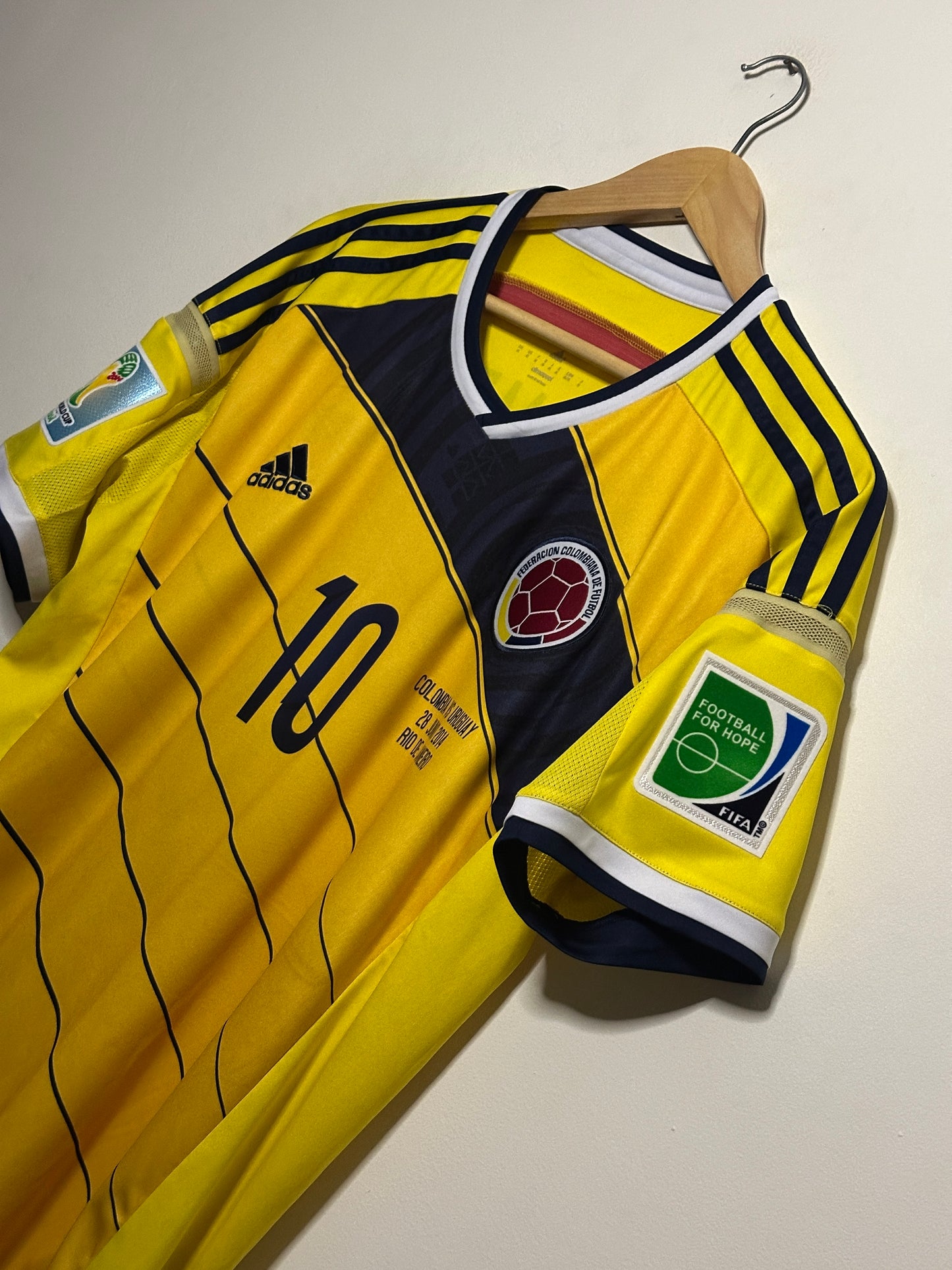 James Rodriguez Colombia 2014 World Cup home football shirt (M)