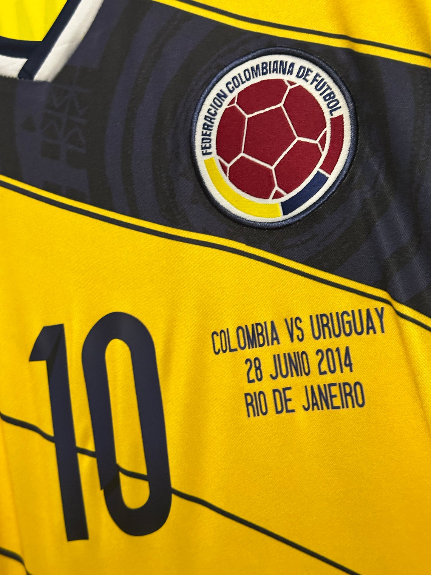 James Rodriguez Colombia 2014 World Cup home football shirt (M)