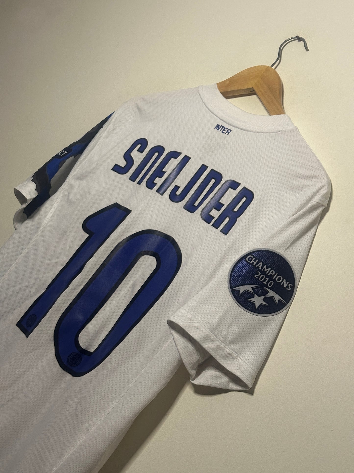 Wesley Sneijder Inter Milan 2010-11 away football shirt (M)