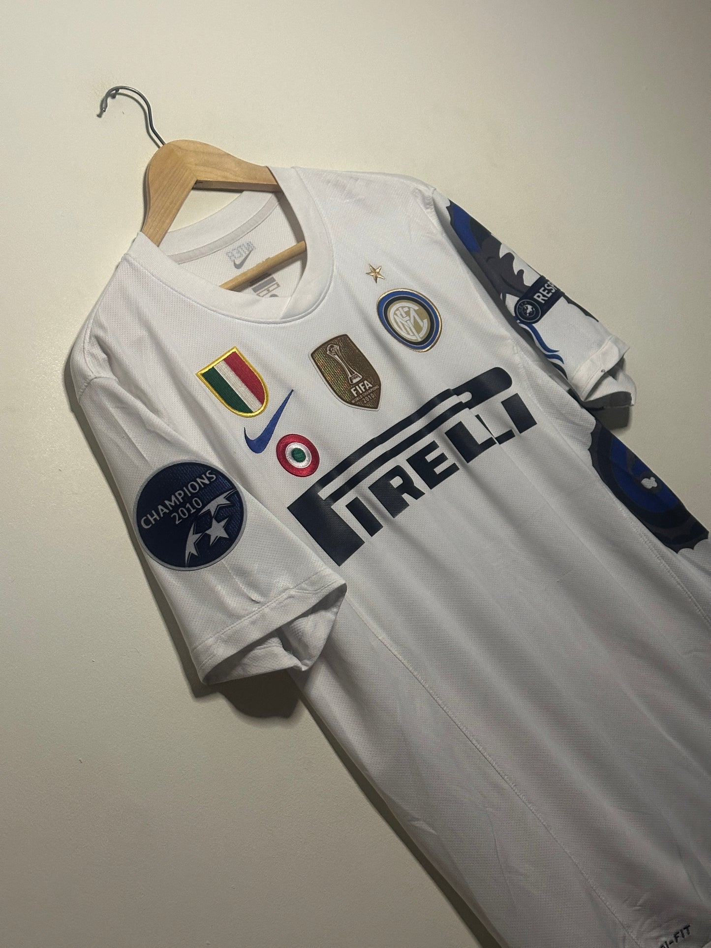 Wesley Sneijder Inter Milan 2010-11 away football shirt (M)