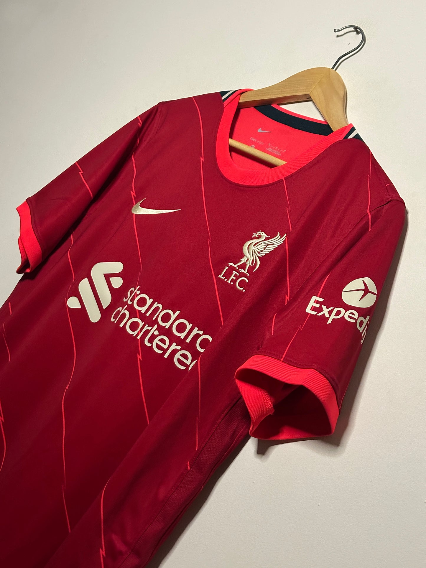 Liverpool FC 2021-22 home football shirt (M)