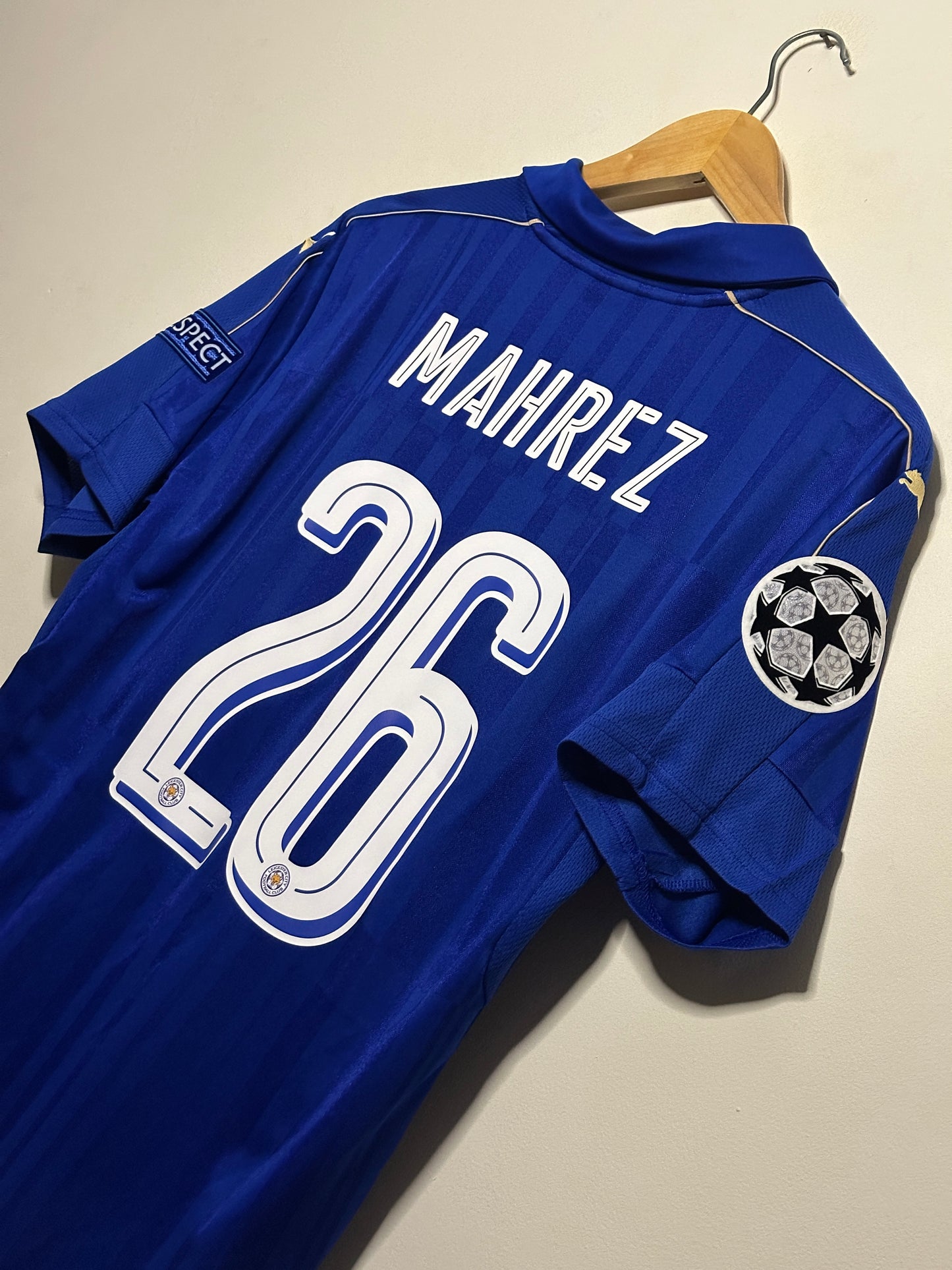 Riyadh Mahrez Leicester City FC 2016-17 home football shirt (M)