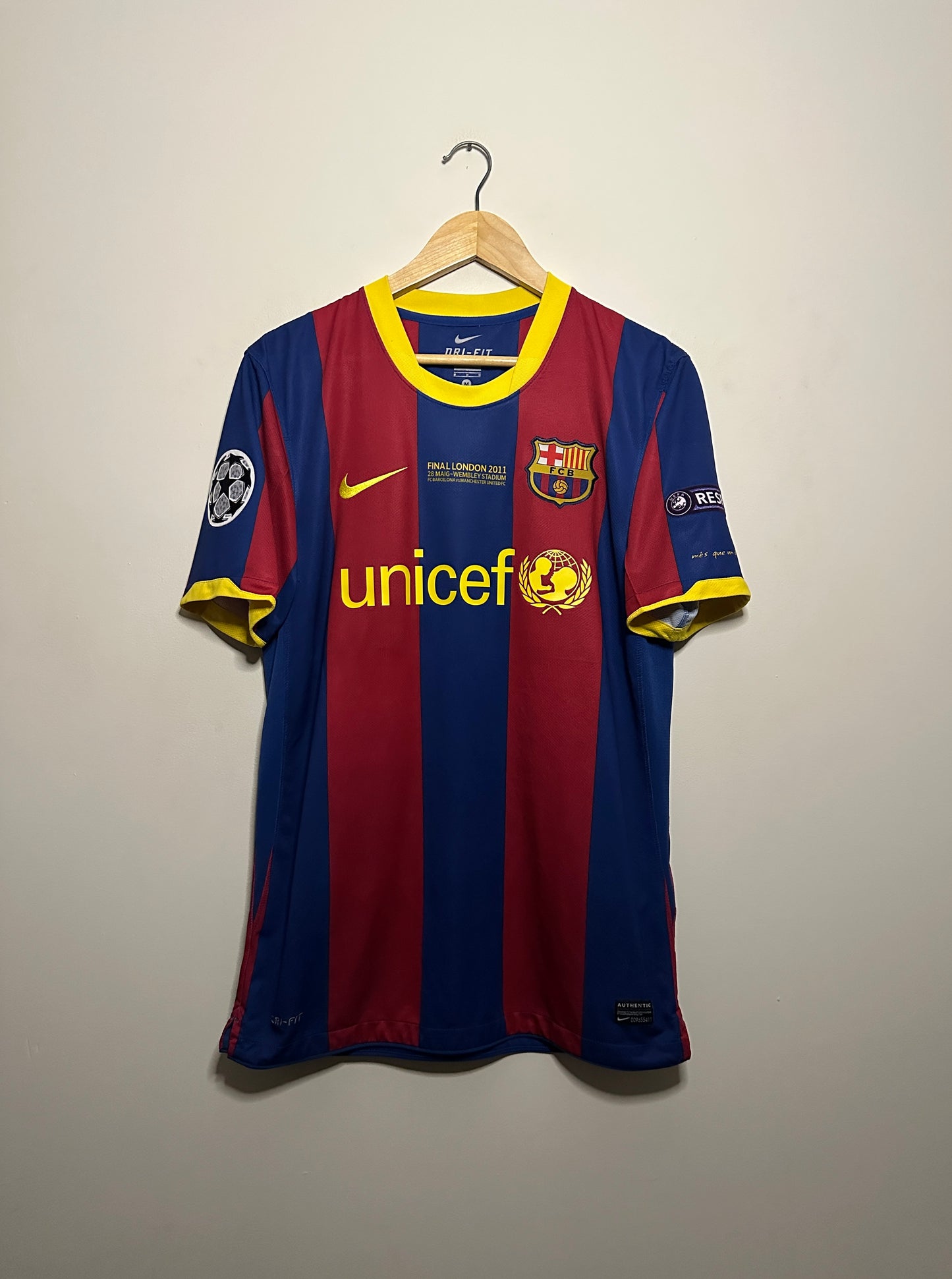 Lionel Messi FC Barcelona 2010-11 champions league final edition home football shirt (M)