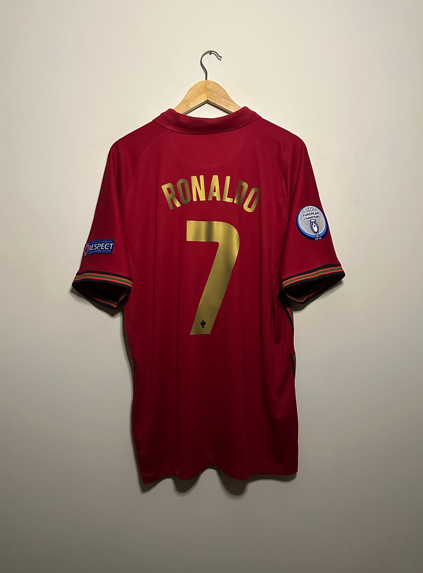 Cristiano Ronaldo Portugal 2020 home football shirt (XL)