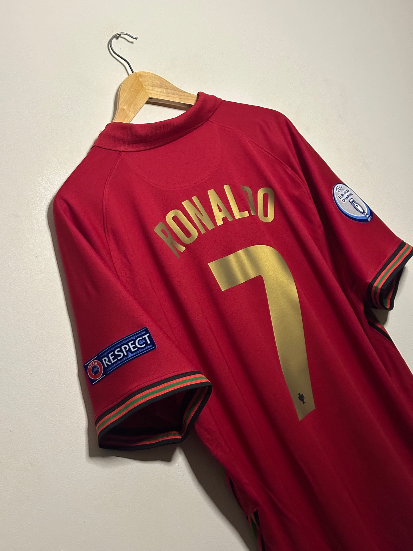 Cristiano Ronaldo Portugal 2020 home football shirt (XL)