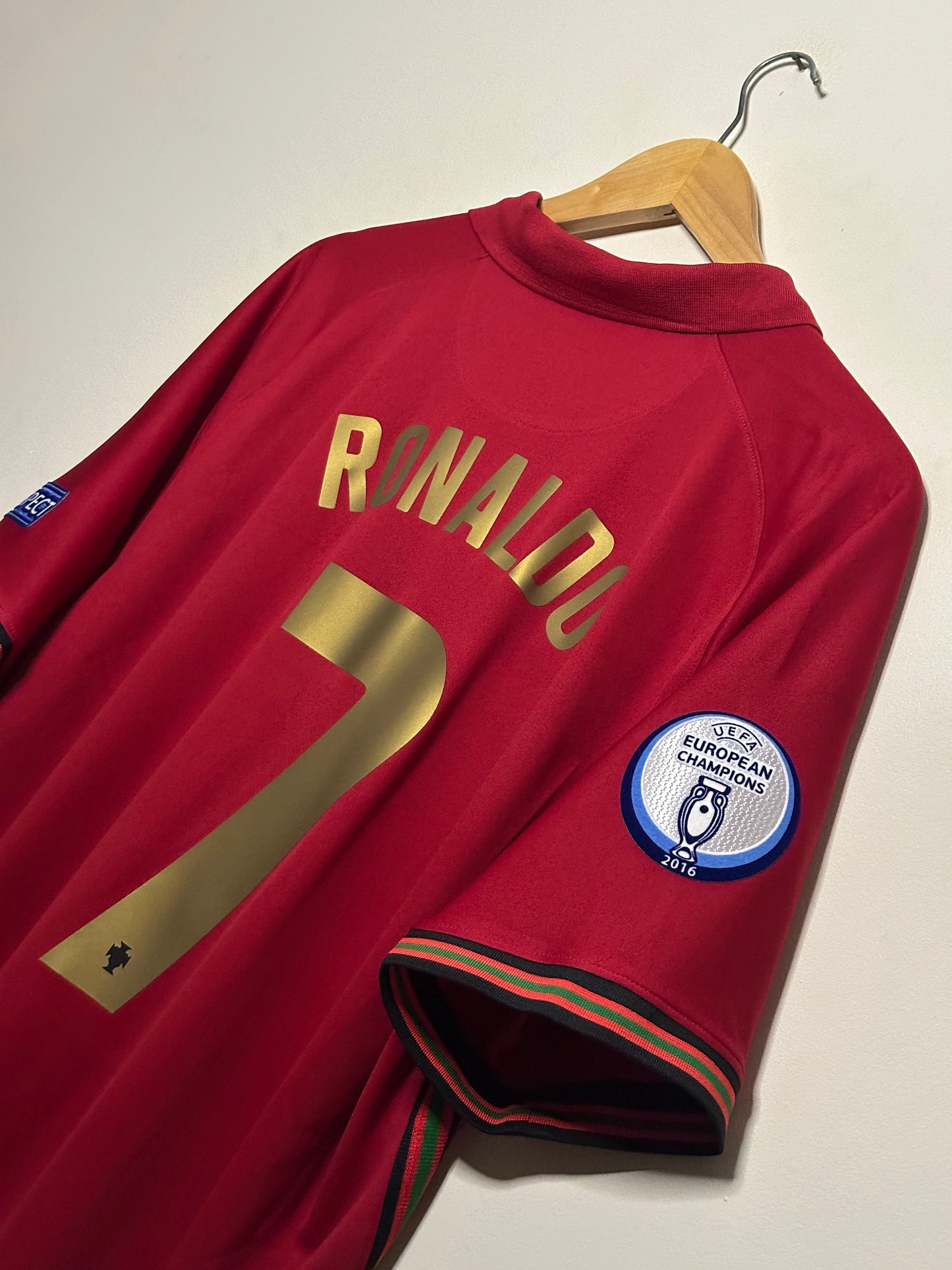 Cristiano Ronaldo Portugal 2020 home football shirt (XL)