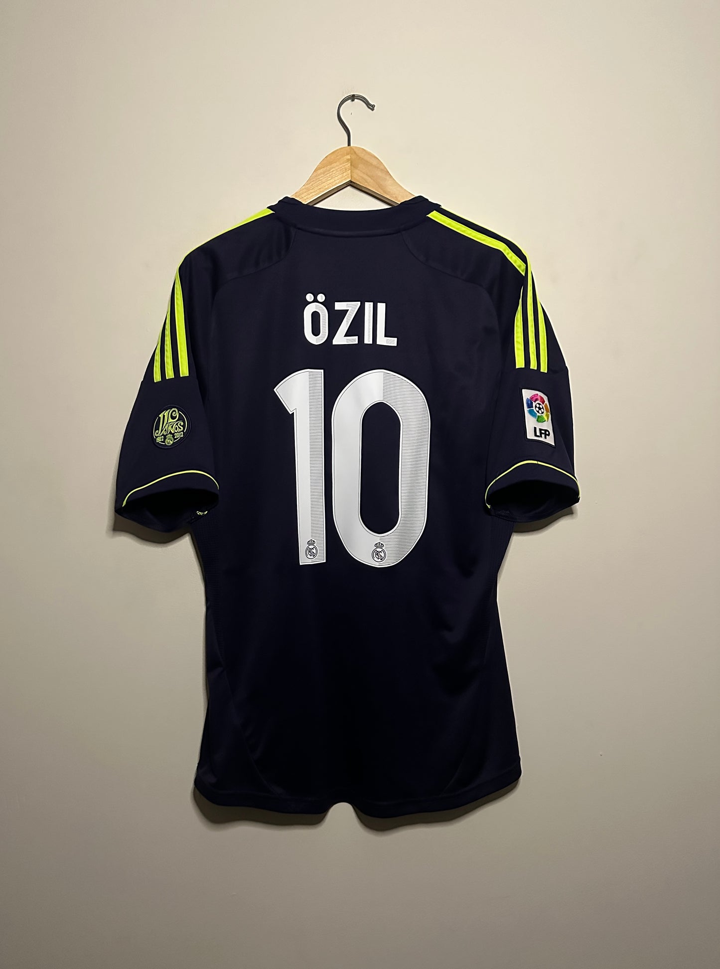 Mesut Ozil Real Madrid CF 2012-13 away football shirt (M)