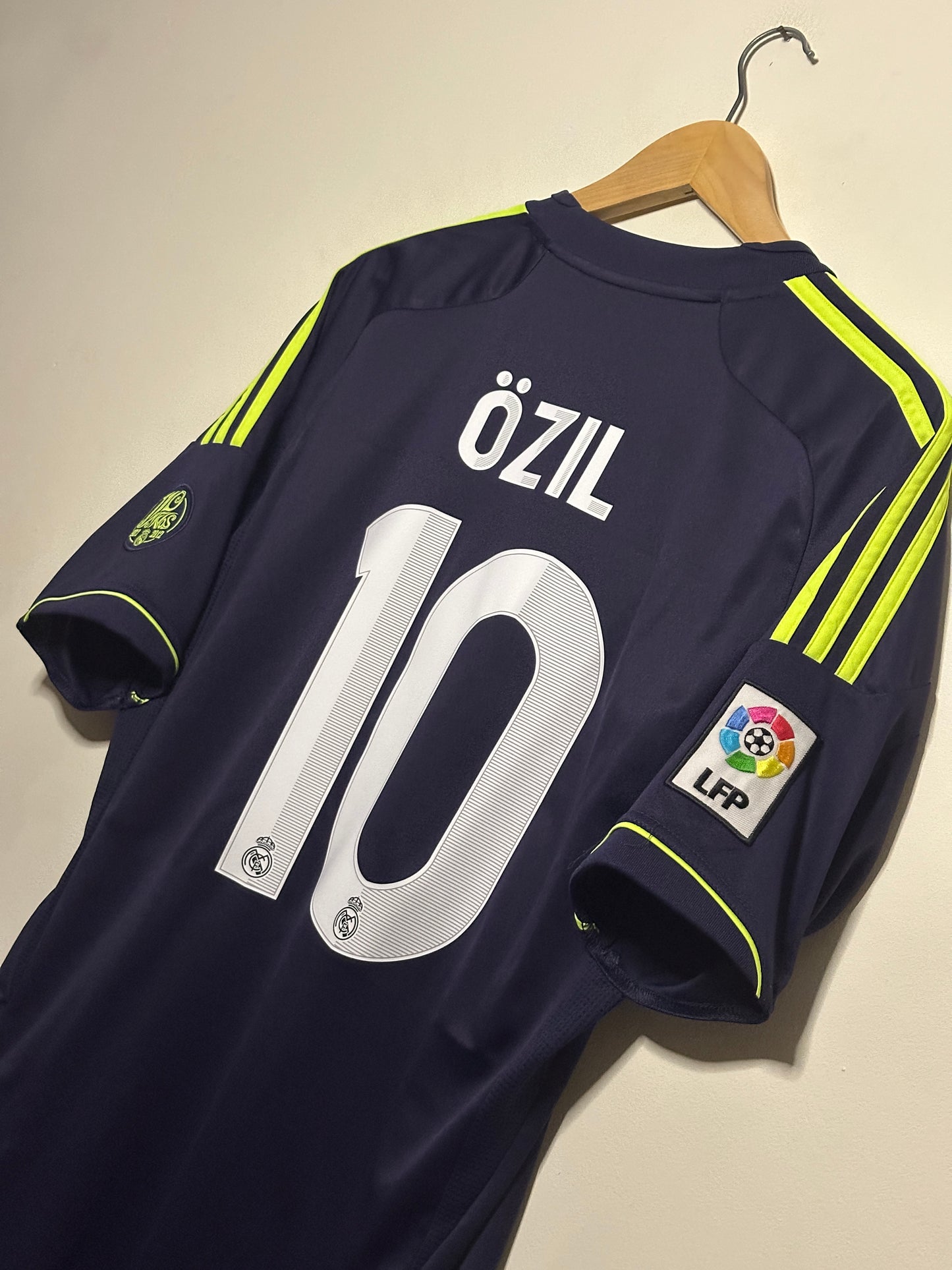 Mesut Ozil Real Madrid CF 2012-13 away football shirt (M)