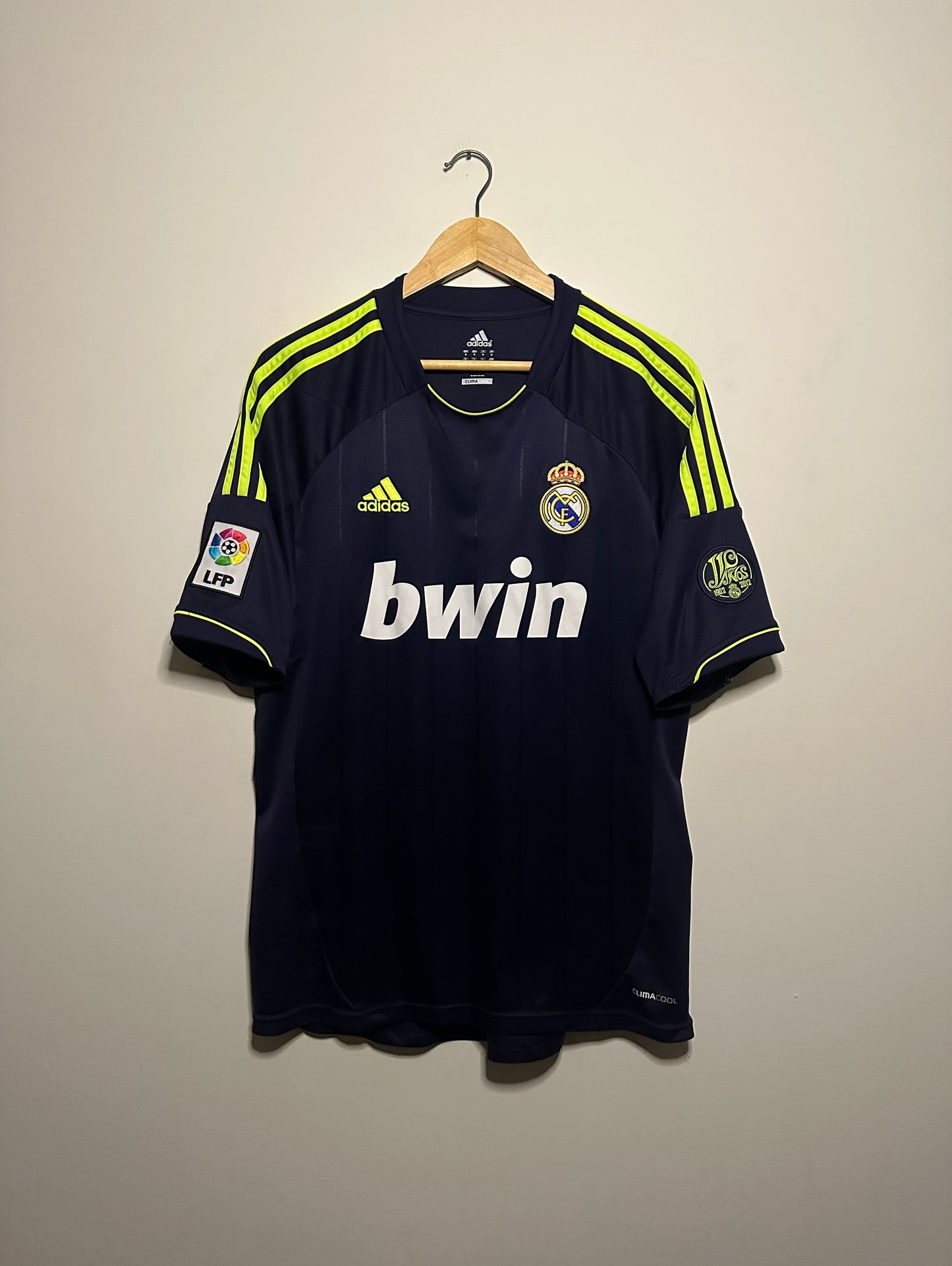 Mesut Ozil Real Madrid CF 2012-13 away football shirt (M)