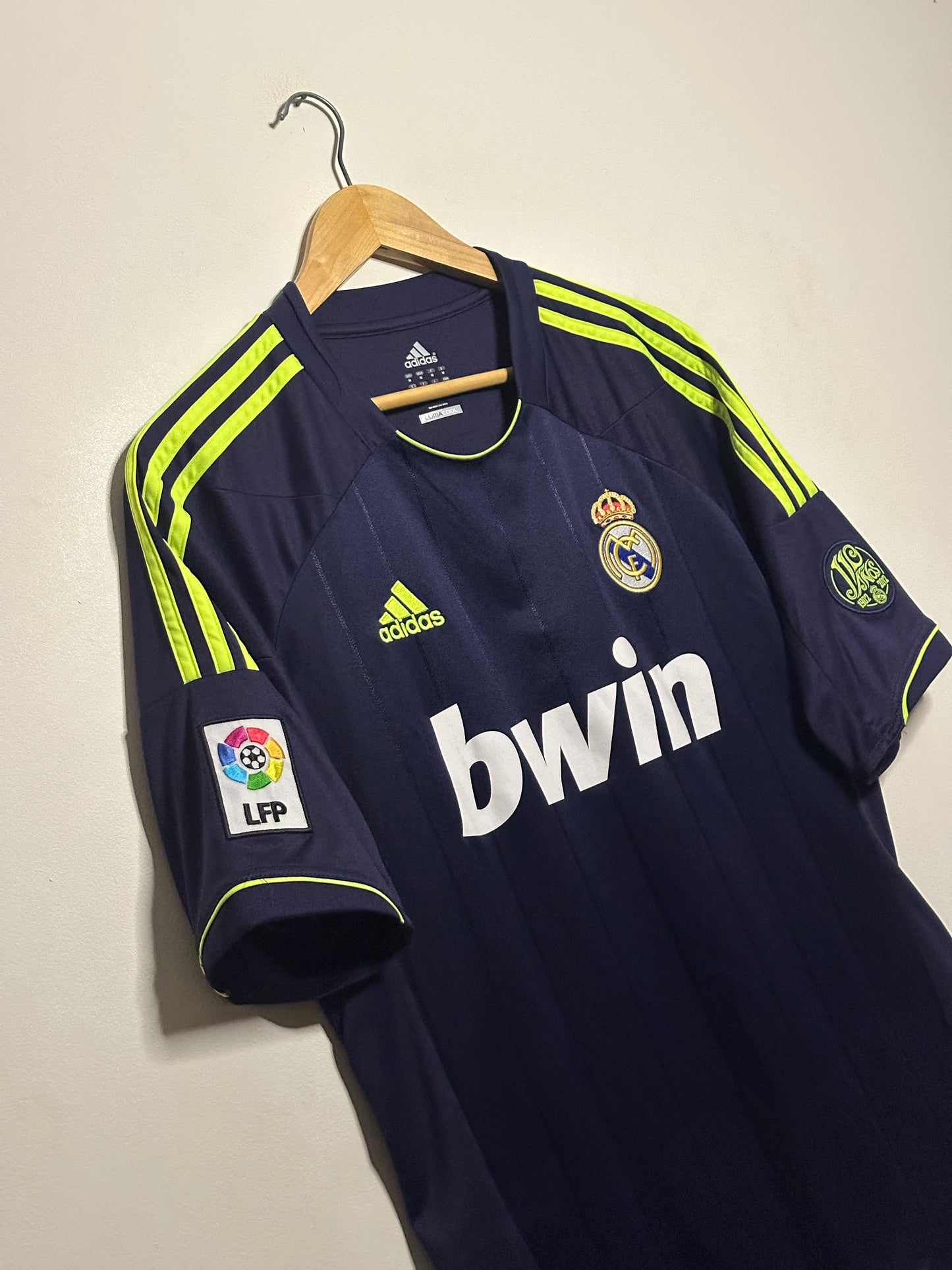 Mesut Ozil Real Madrid CF 2012-13 away football shirt (M)