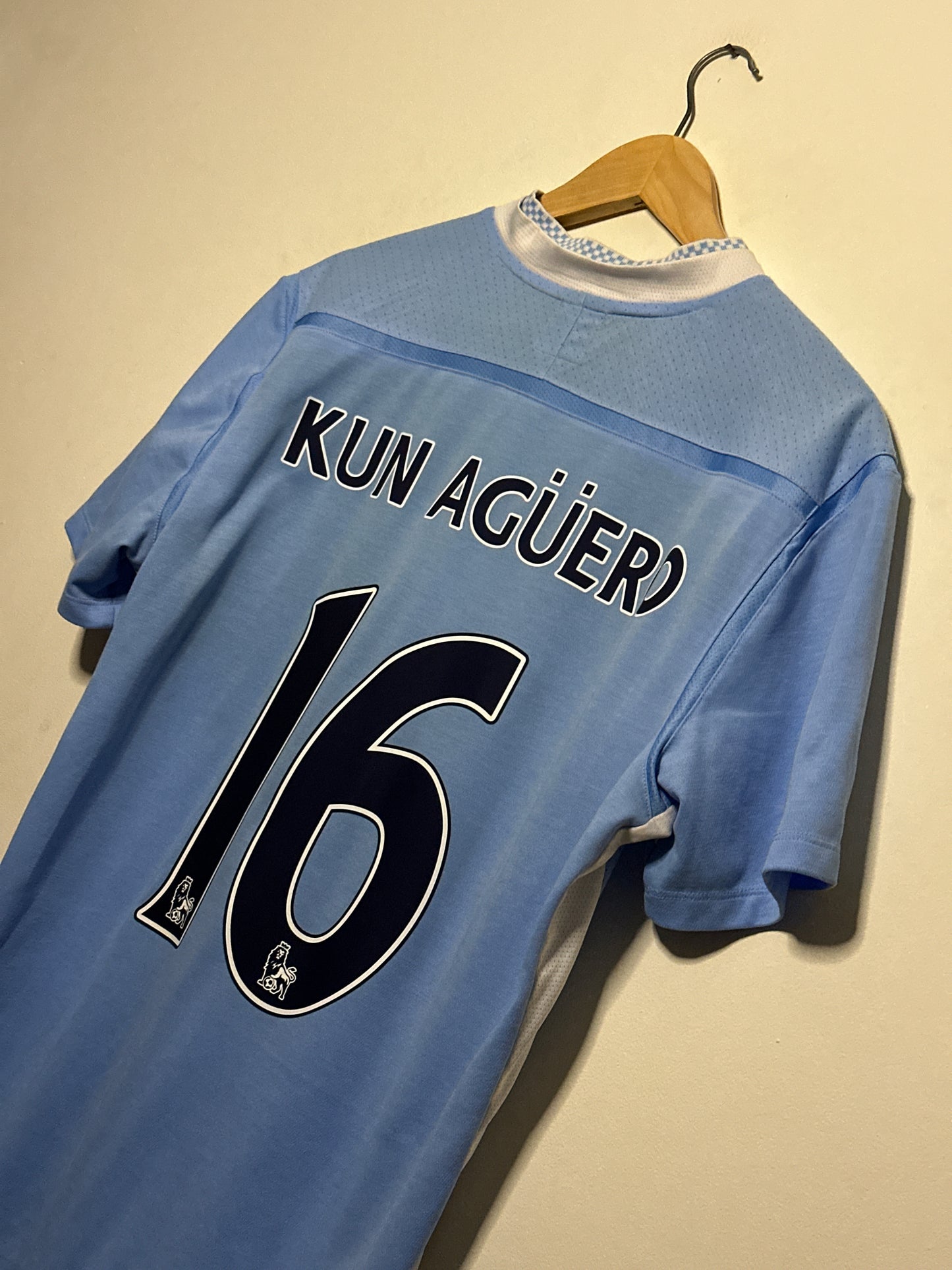 Kun Aguero Manchester City 2011-12 home football shirt (L)