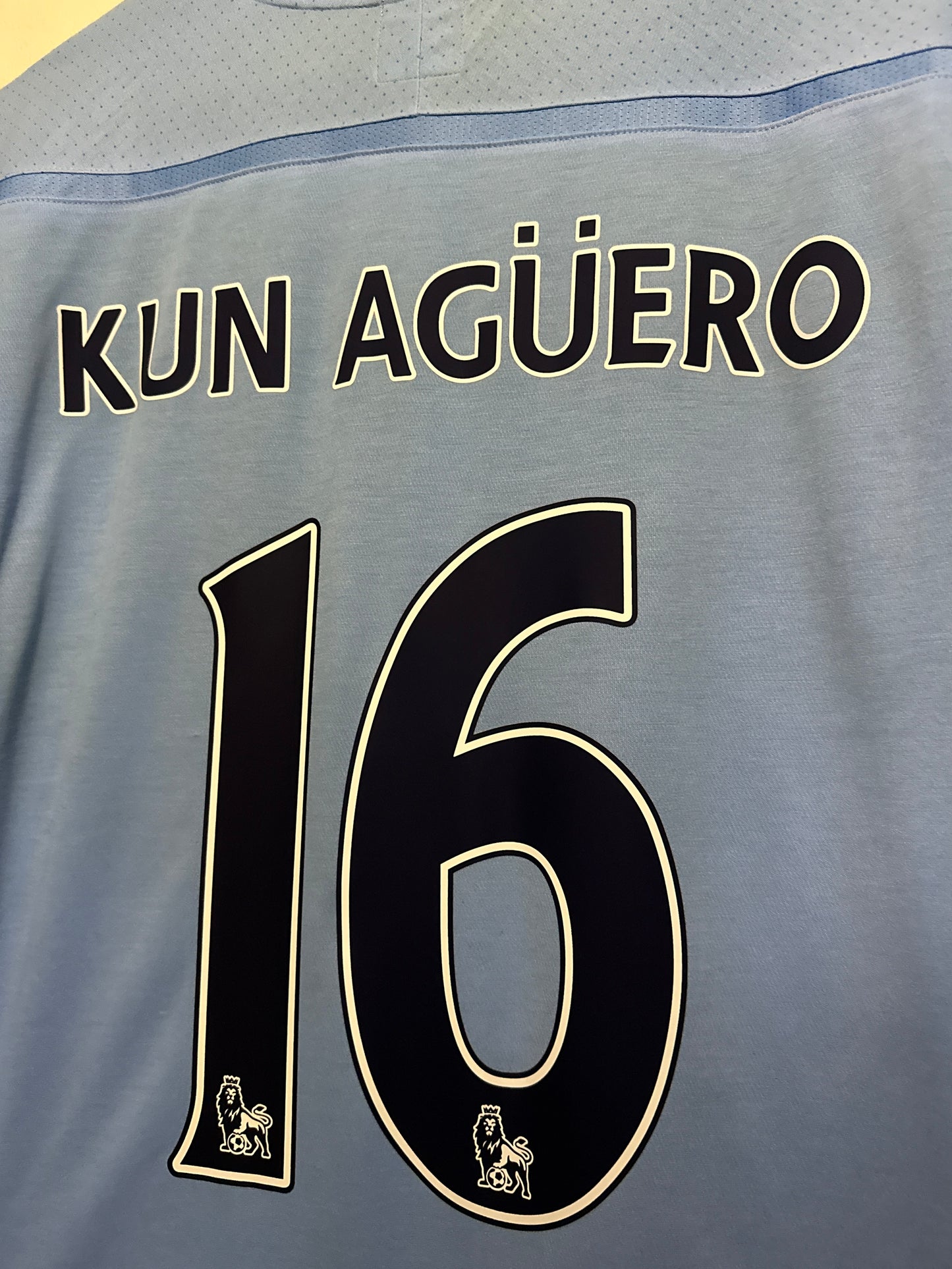 Kun Aguero Manchester City 2011-12 home football shirt (L)