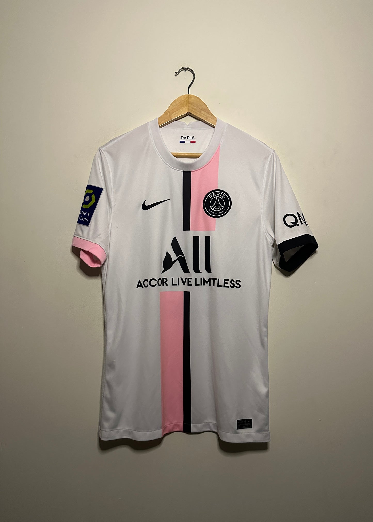 Lionel Messi PSG 2021-22 away football shirt (M)