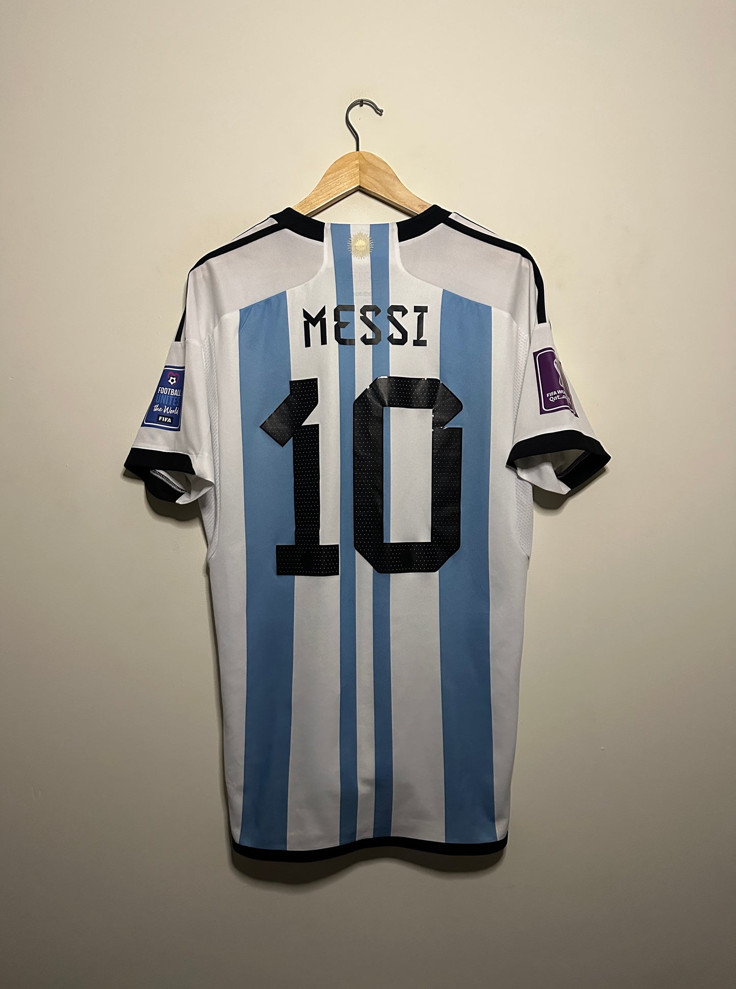 Lionel Messi Argentina 2022 World Cup final edition home football shirt (L)