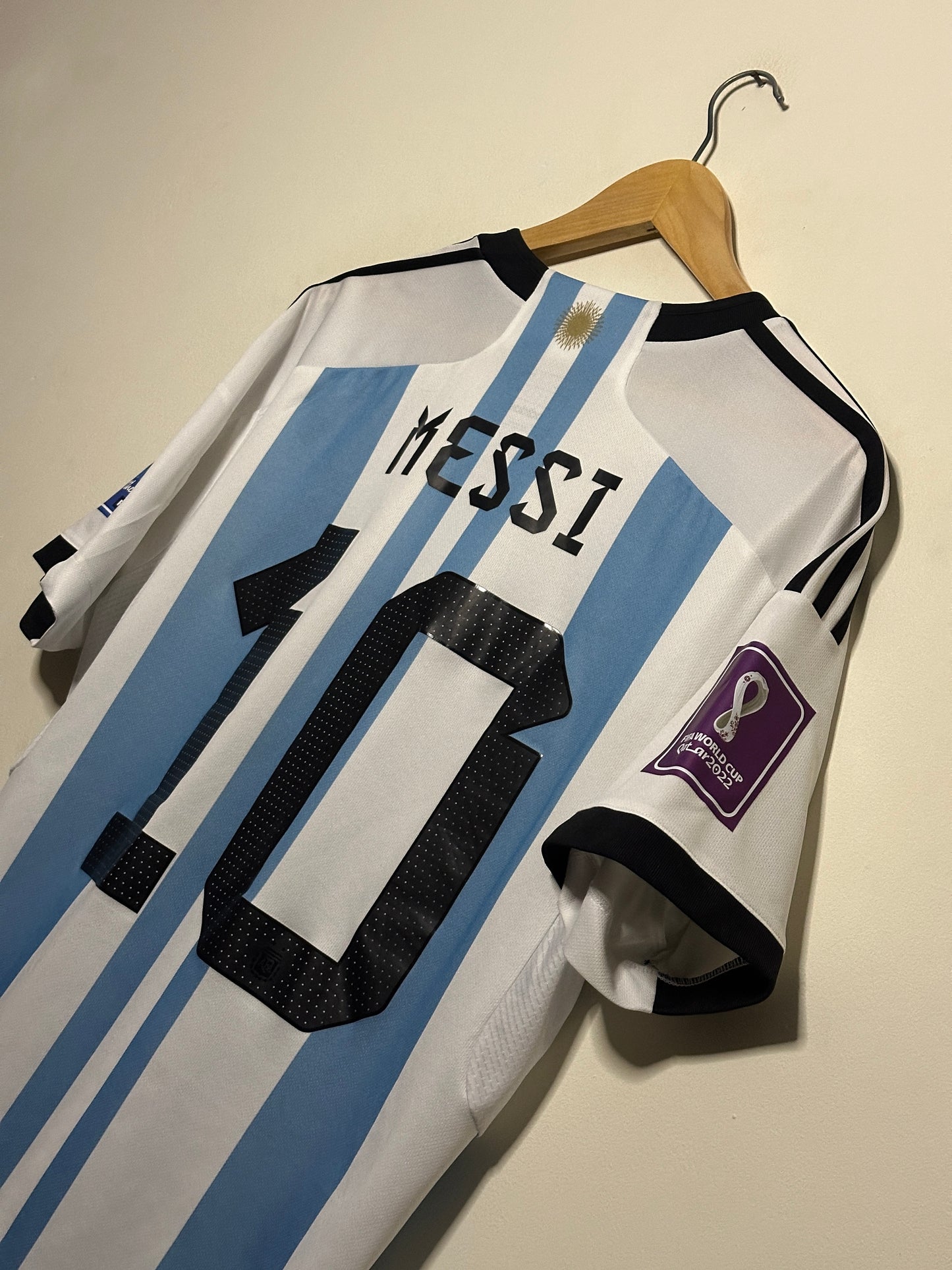 Lionel Messi Argentina 2022 World Cup final edition home football shirt (L)