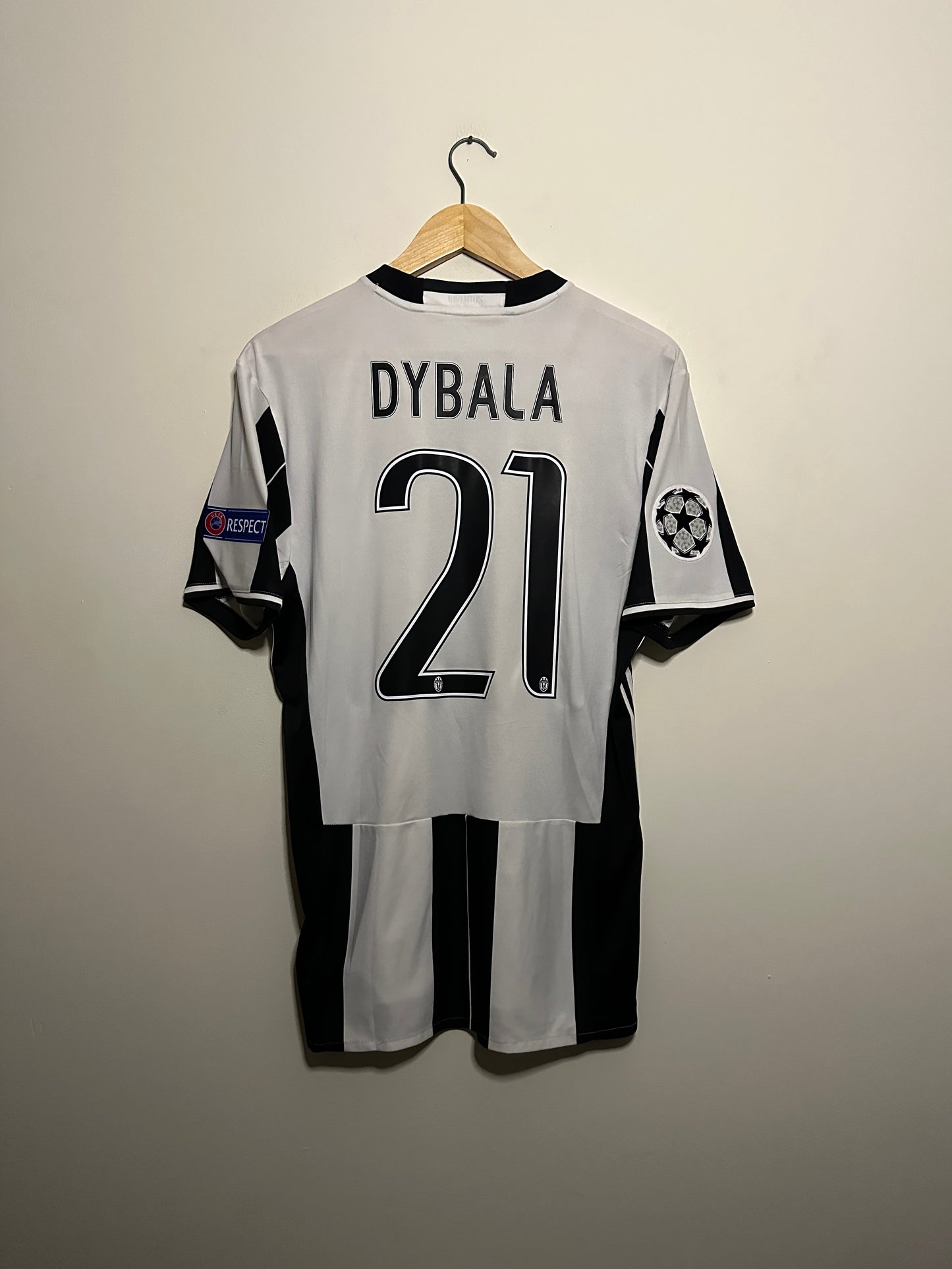 Paulo Dybala Juventus FC 2016-17 home football shirt (M)