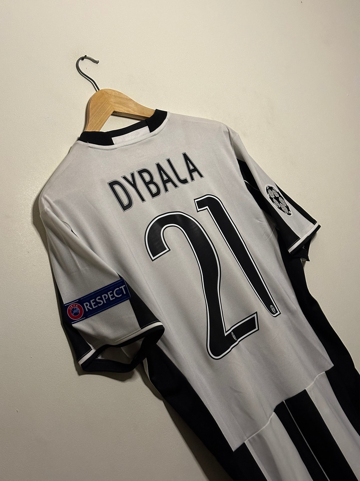 Paulo Dybala Juventus FC 2016-17 home football shirt (M)