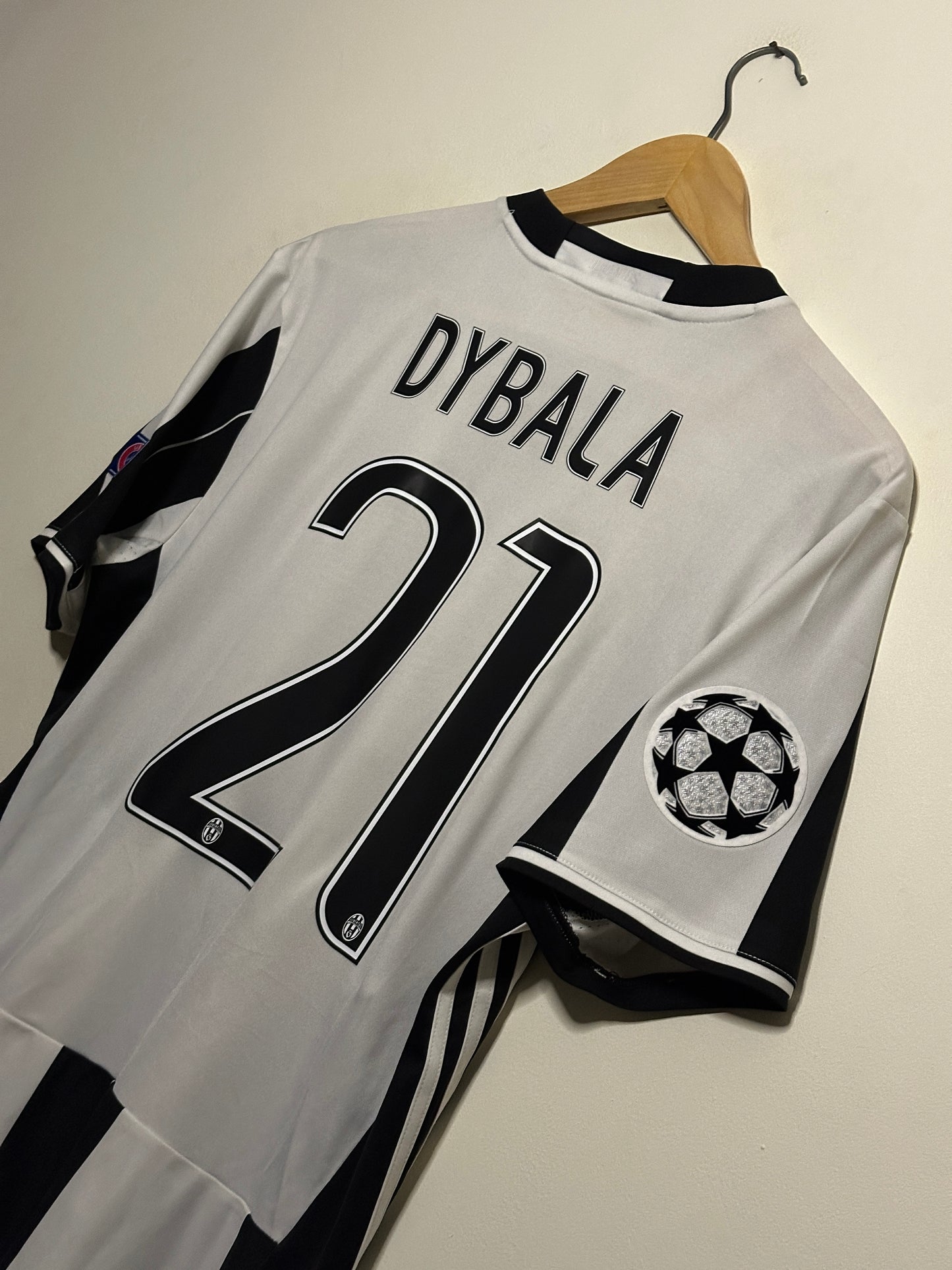 Paulo Dybala Juventus FC 2016-17 home football shirt (M)