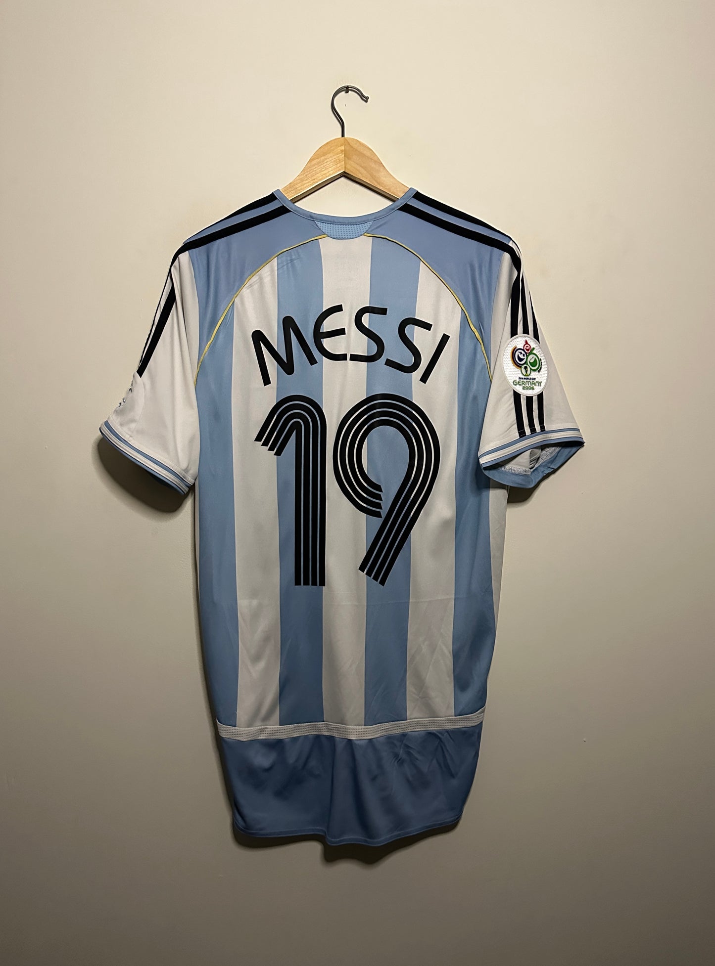 Lionel Messi Argentina 2006 World Cup home football shirt (M)