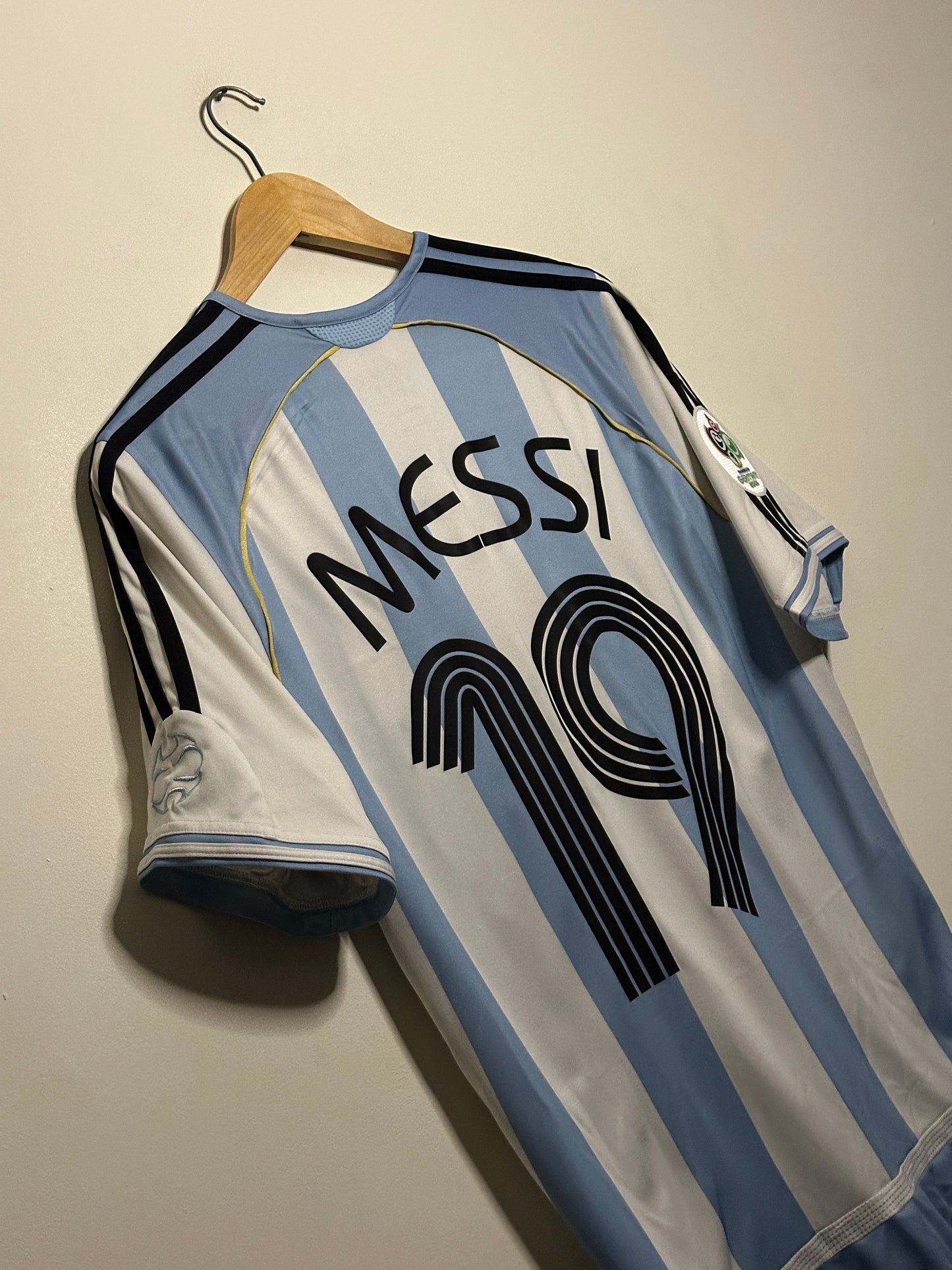 Lionel Messi Argentina 2006 World Cup home football shirt (M)