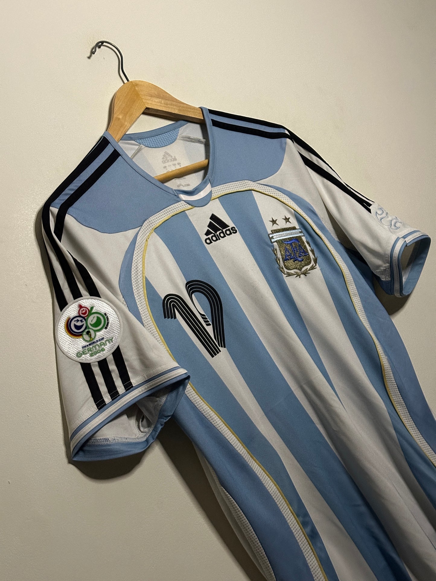 Lionel Messi Argentina 2006 World Cup home football shirt (M)