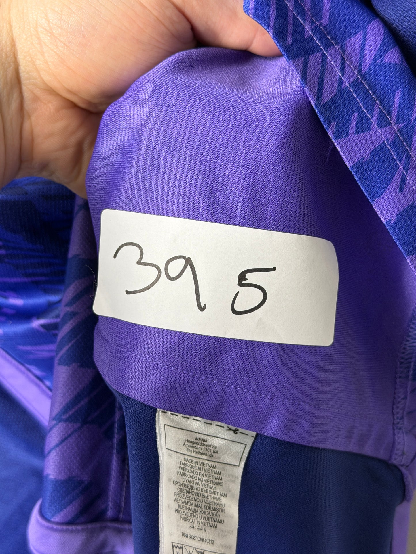 Lionel Messi Argentina 2022 away football shirt (M)