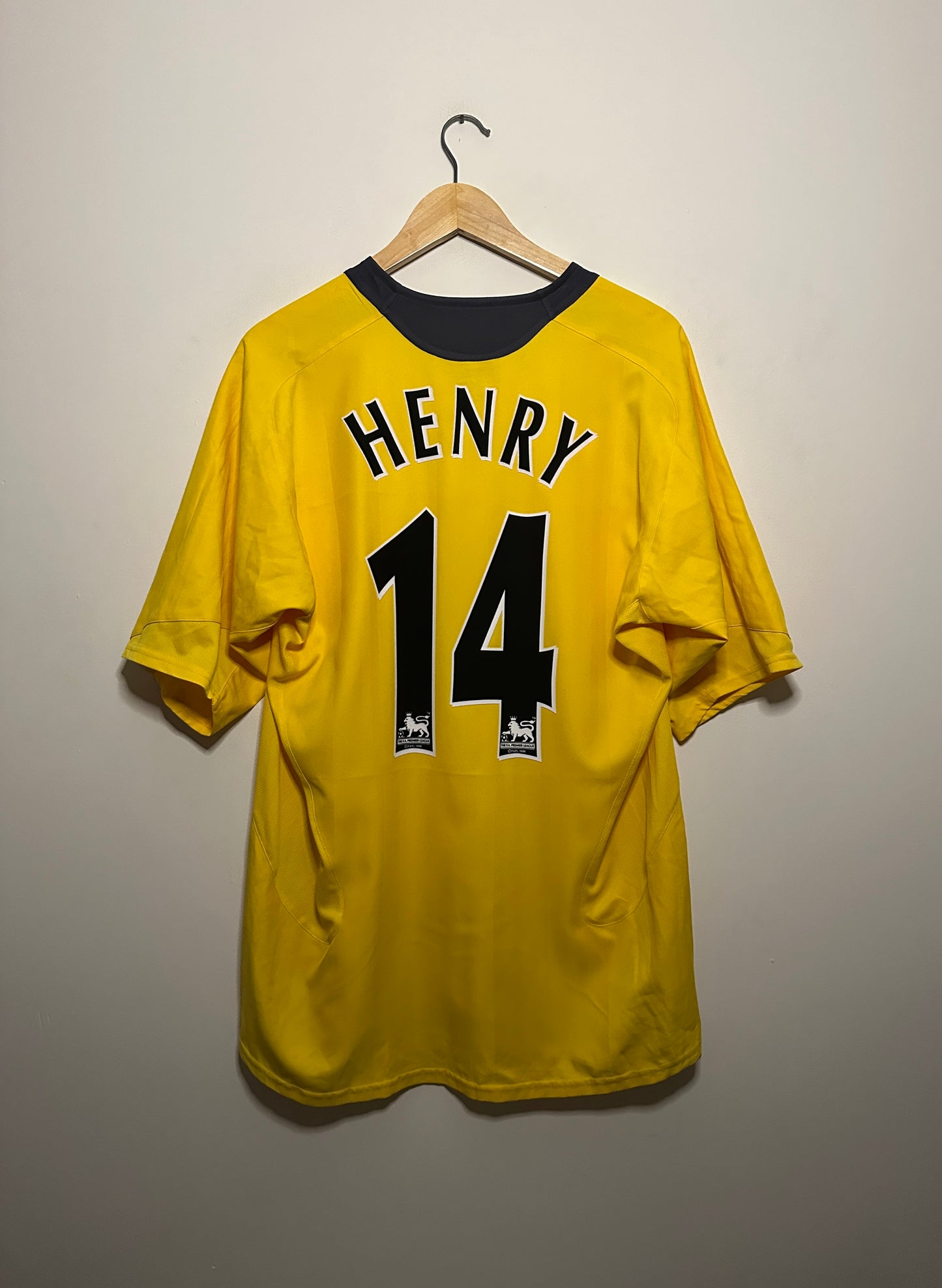 Thierry Henry Arsenal FC 2005-06 away football shirt (L)