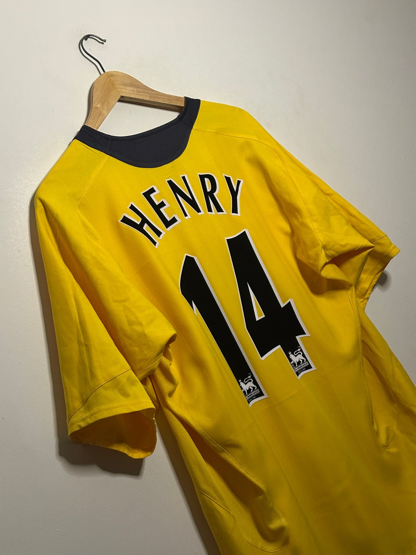 Thierry Henry Arsenal FC 2005-06 away football shirt (L)
