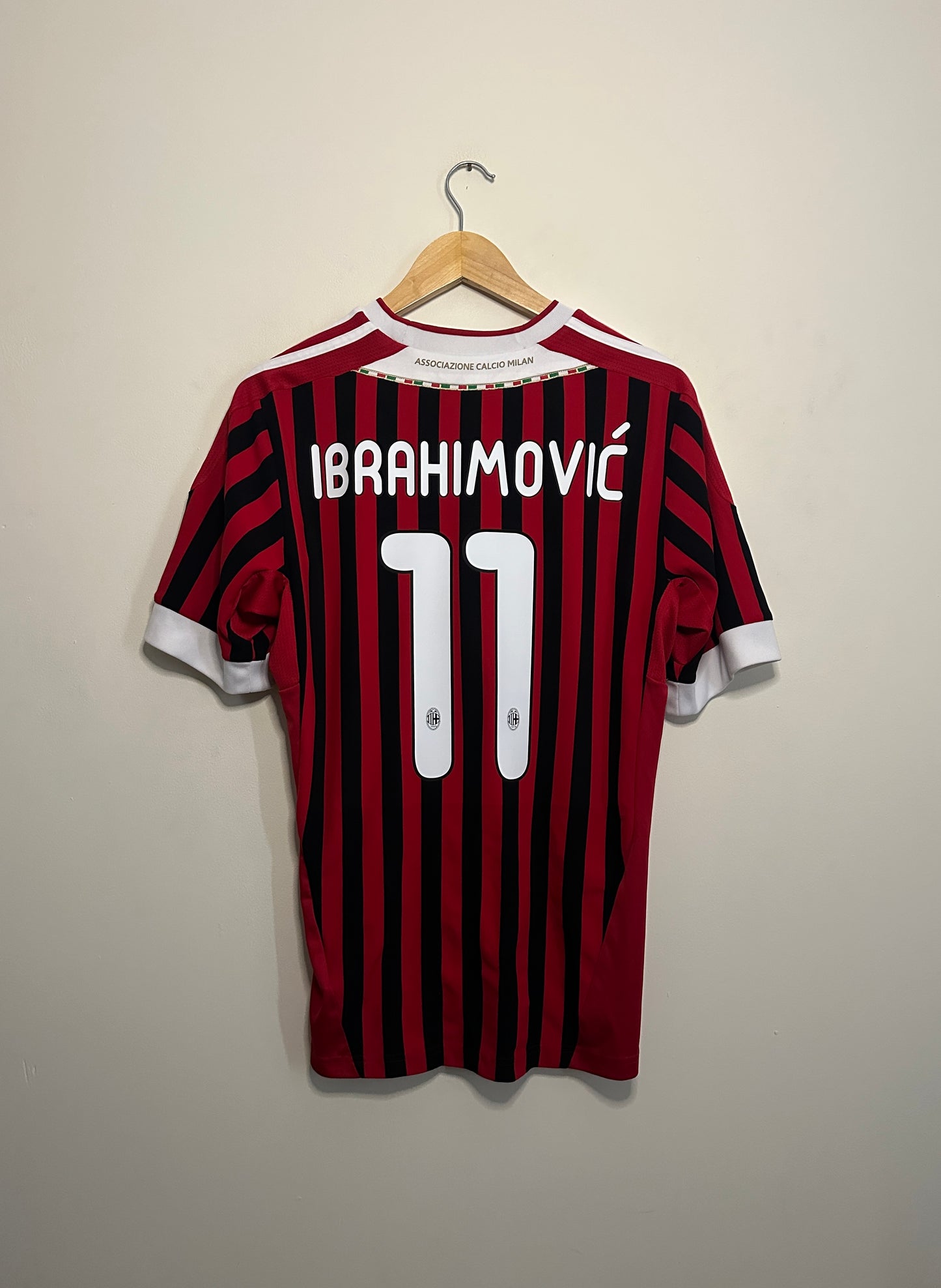 Zlatan Ibrahimovic AC Milan 2011-12 home football shirt (M)