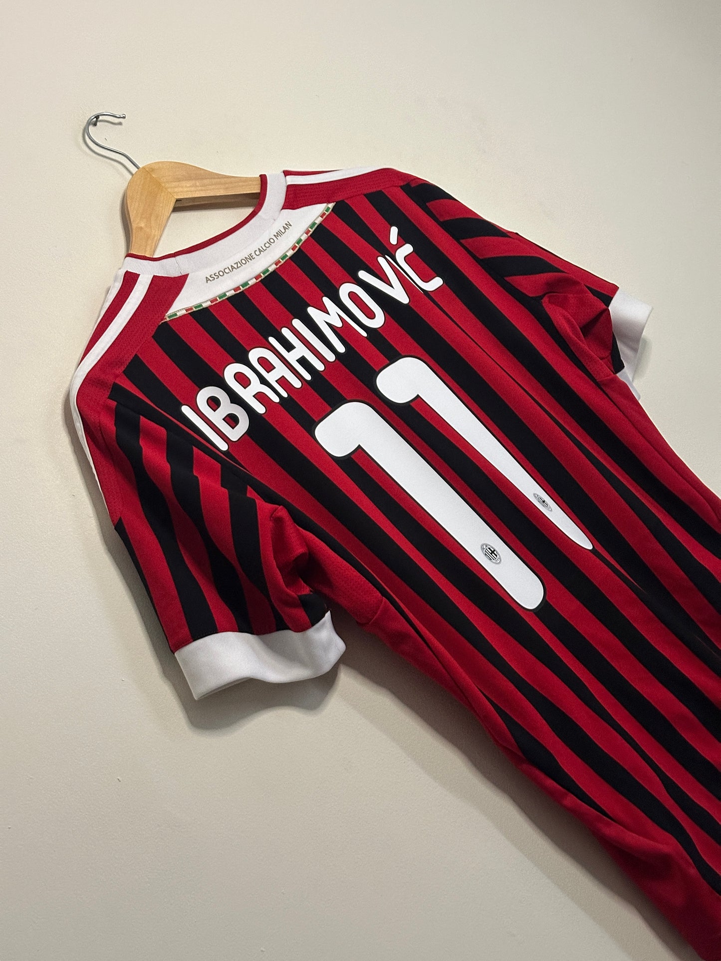 Zlatan Ibrahimovic AC Milan 2011-12 home football shirt (M)