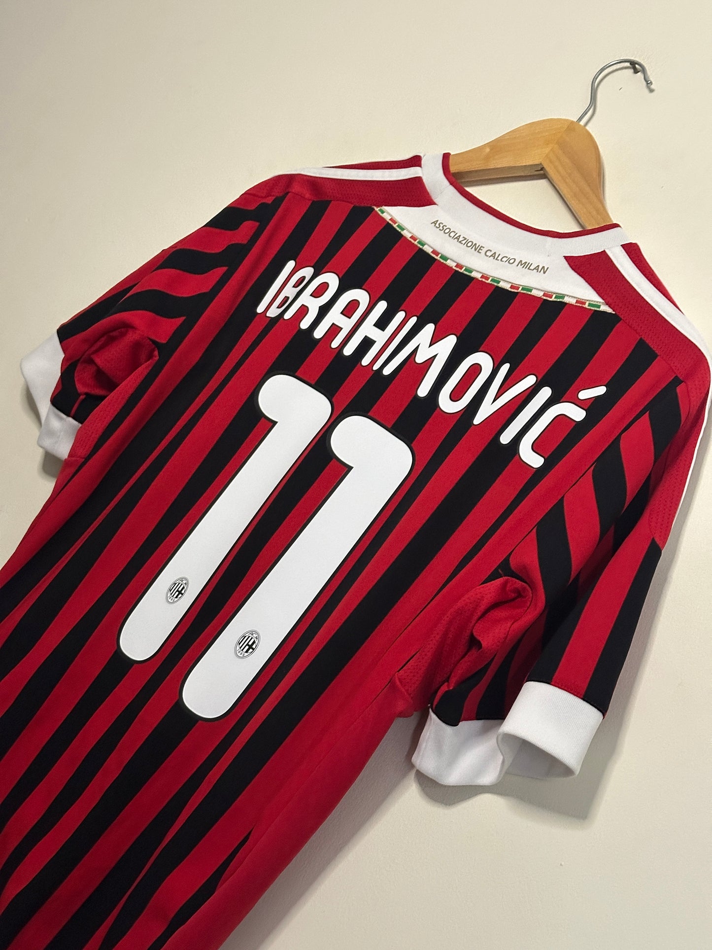 Zlatan Ibrahimovic AC Milan 2011-12 home football shirt (M)