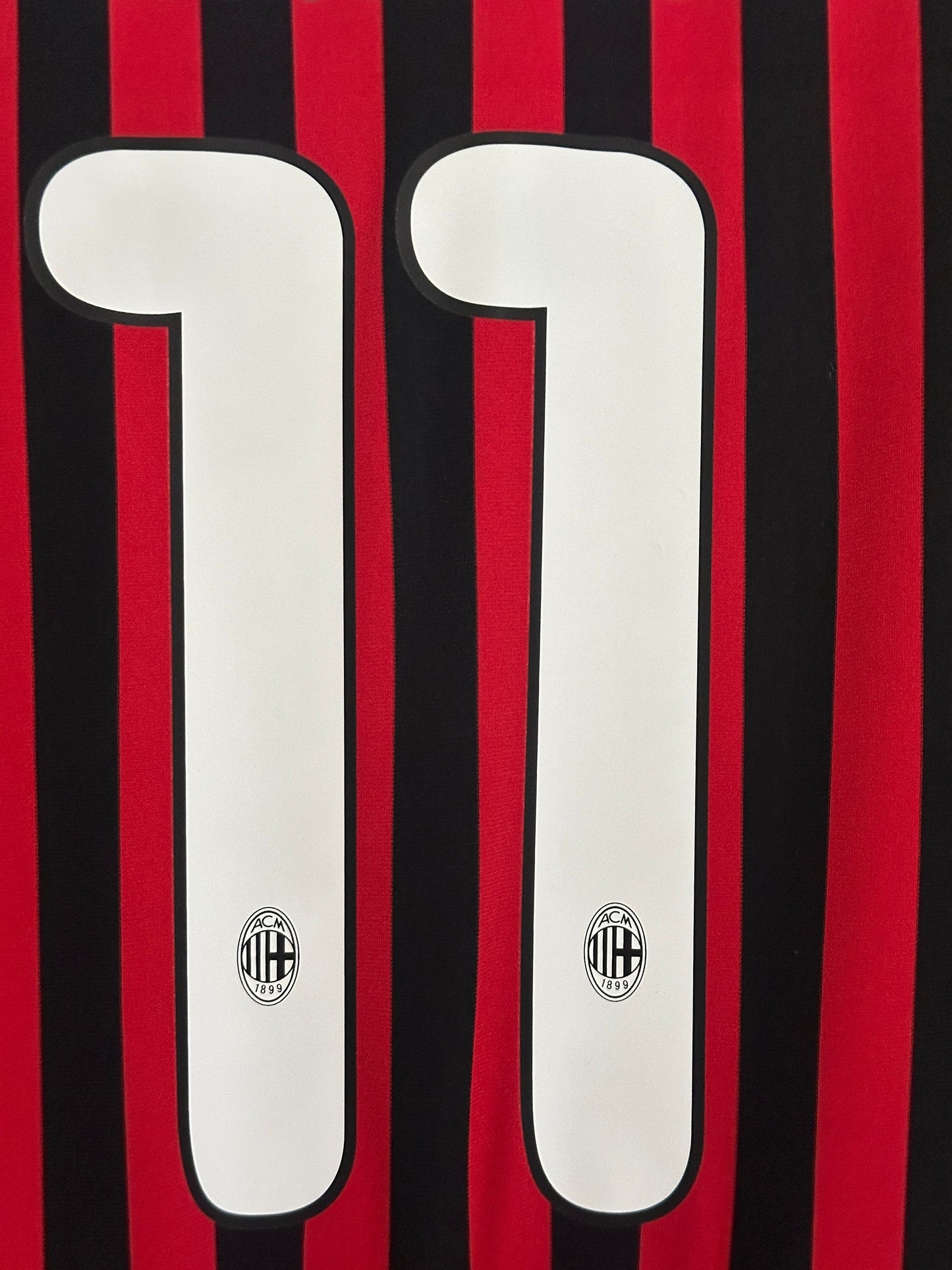 Zlatan Ibrahimovic AC Milan 2011-12 home football shirt (M)