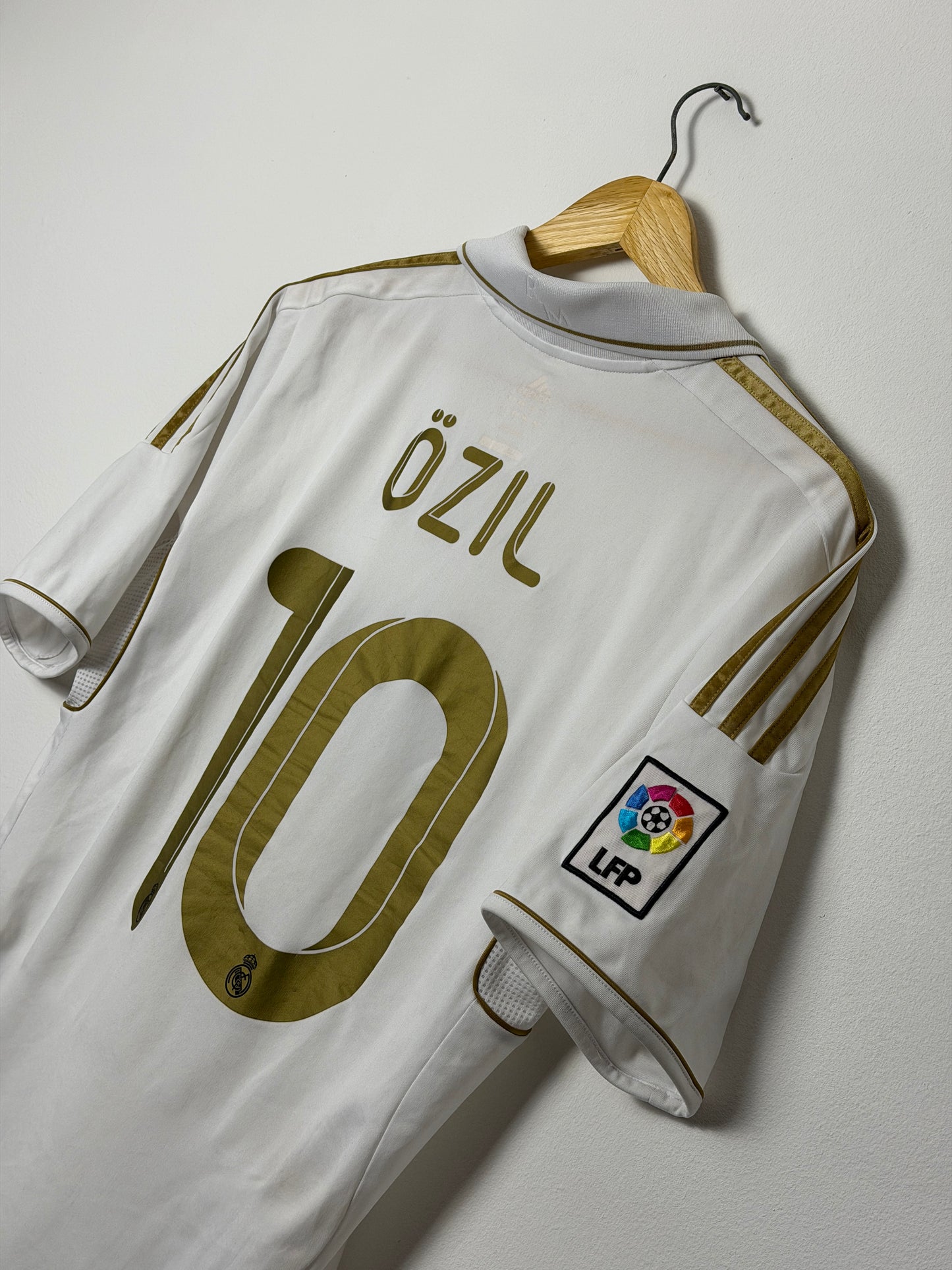 Mesut Ozil Real Madrid CF 2011-12 home football shirt (M)