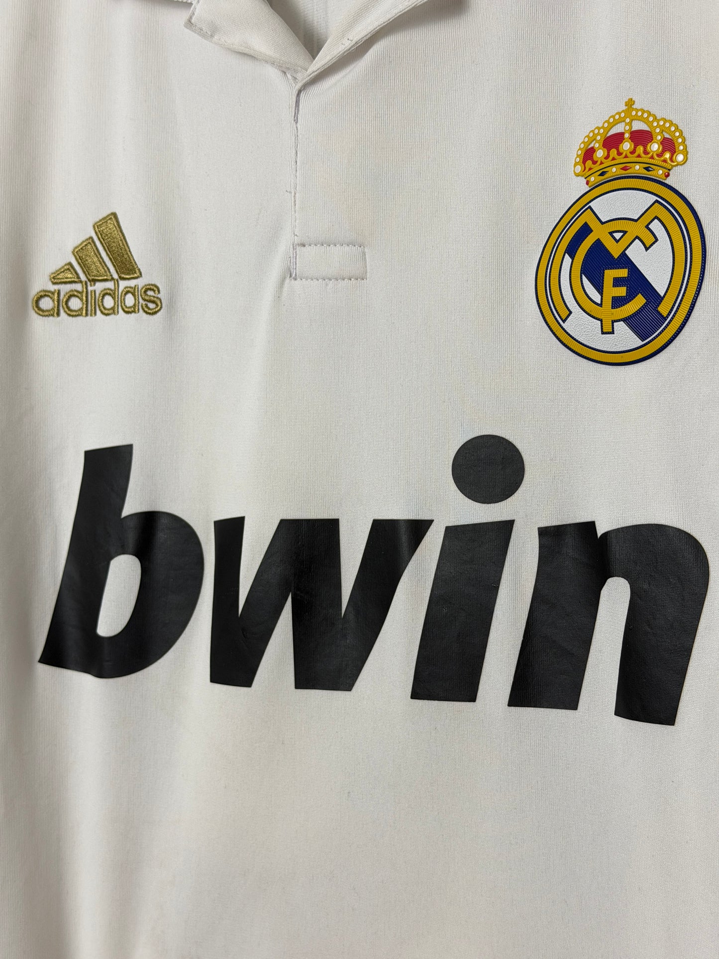 Mesut Ozil Real Madrid CF 2011-12 home football shirt (M)