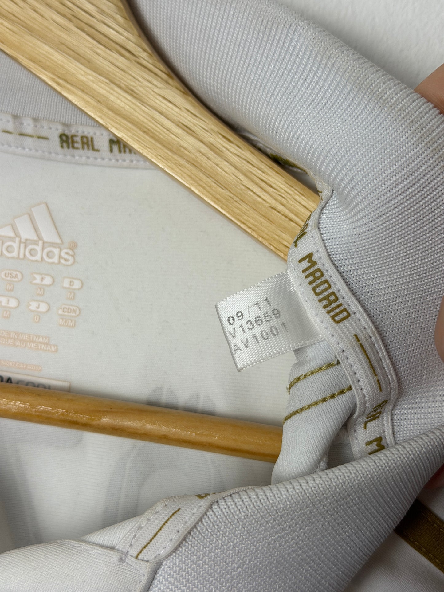 Mesut Ozil Real Madrid CF 2011-12 home football shirt (M)