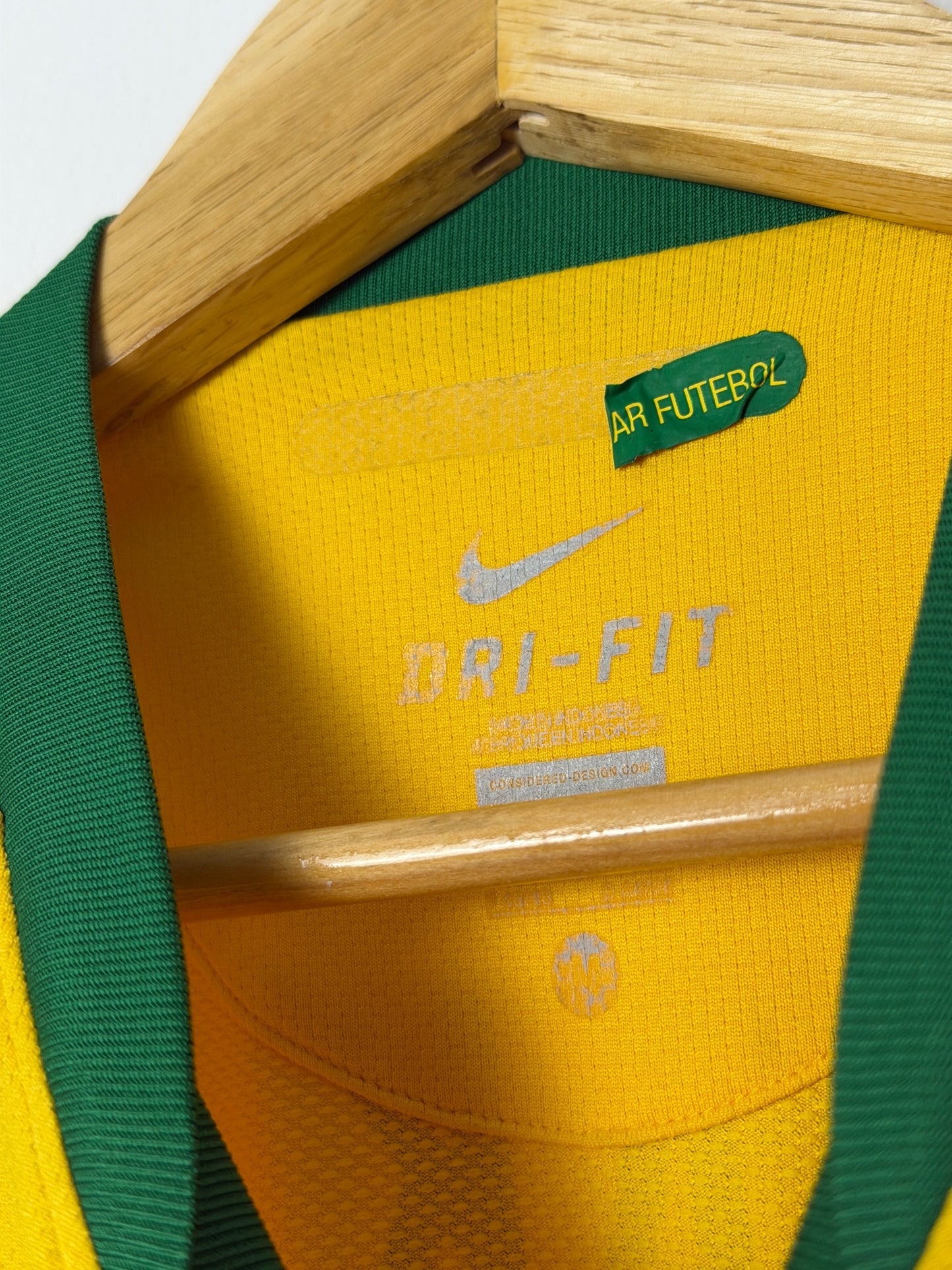 Kaka Brazil 2010 World Cup home football shirt (M)