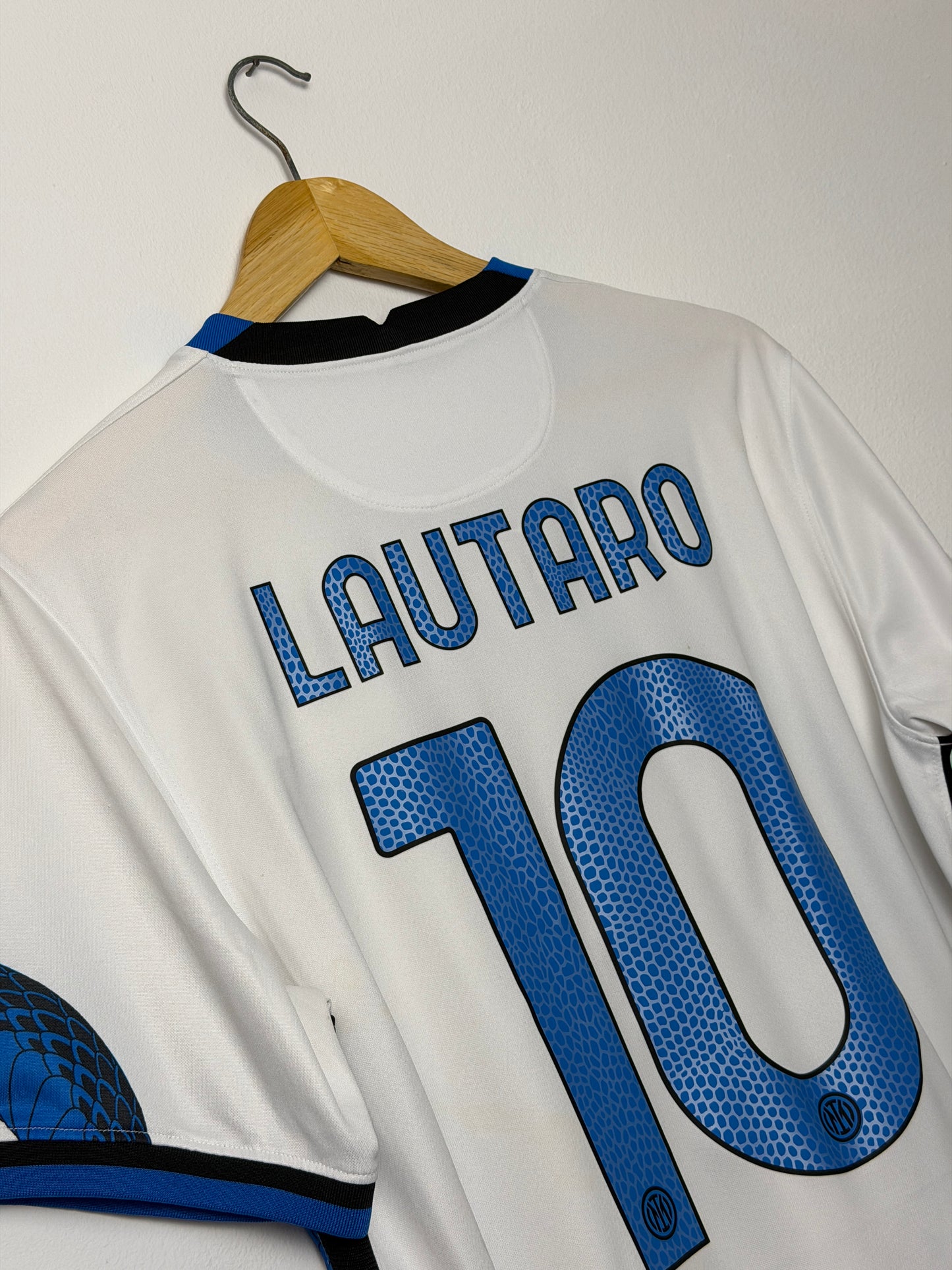 Lautaro Martinez Inter Milan 2021-22 away football shirt (M)