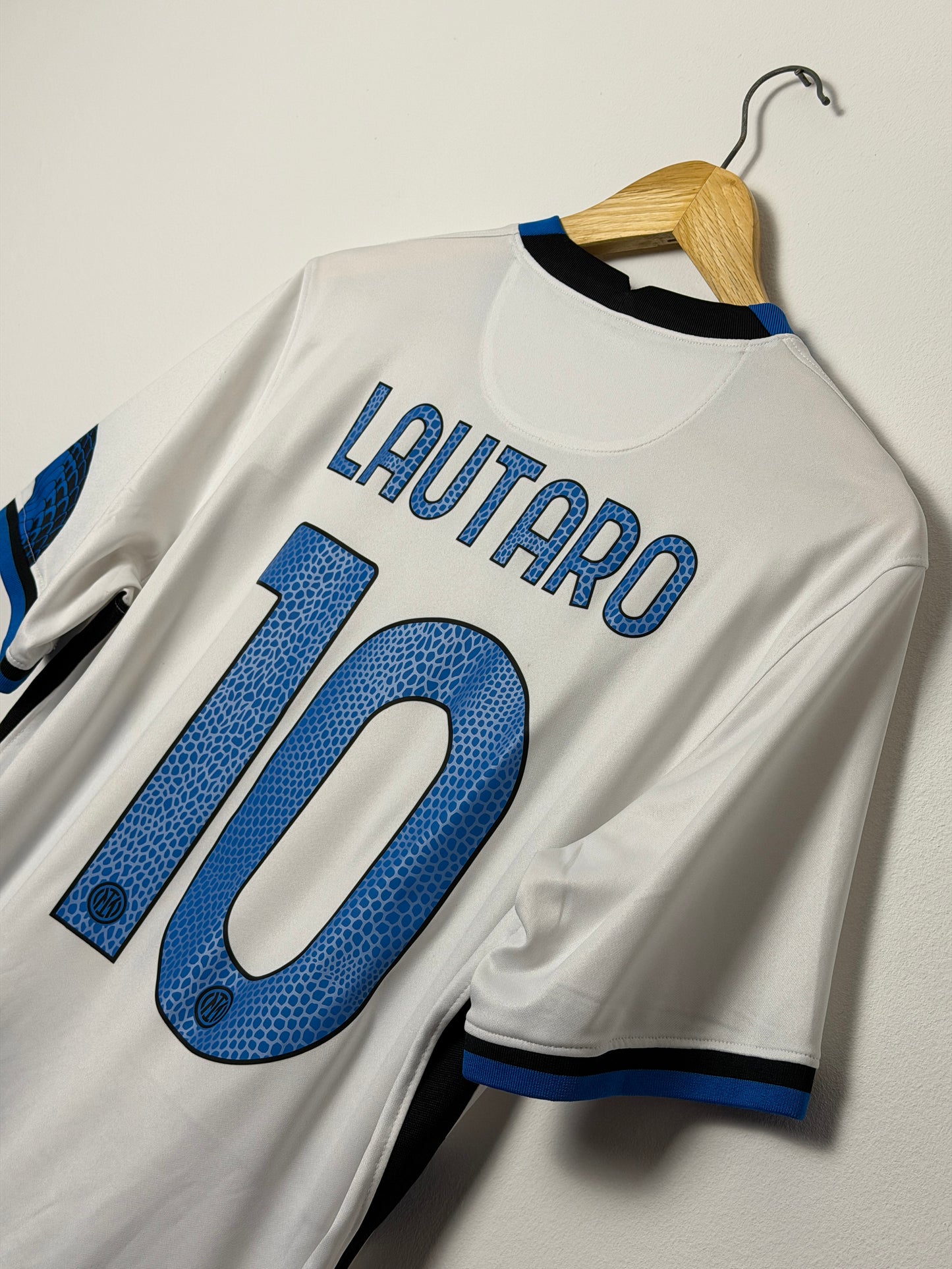 Lautaro Martinez Inter Milan 2021-22 away football shirt (M)