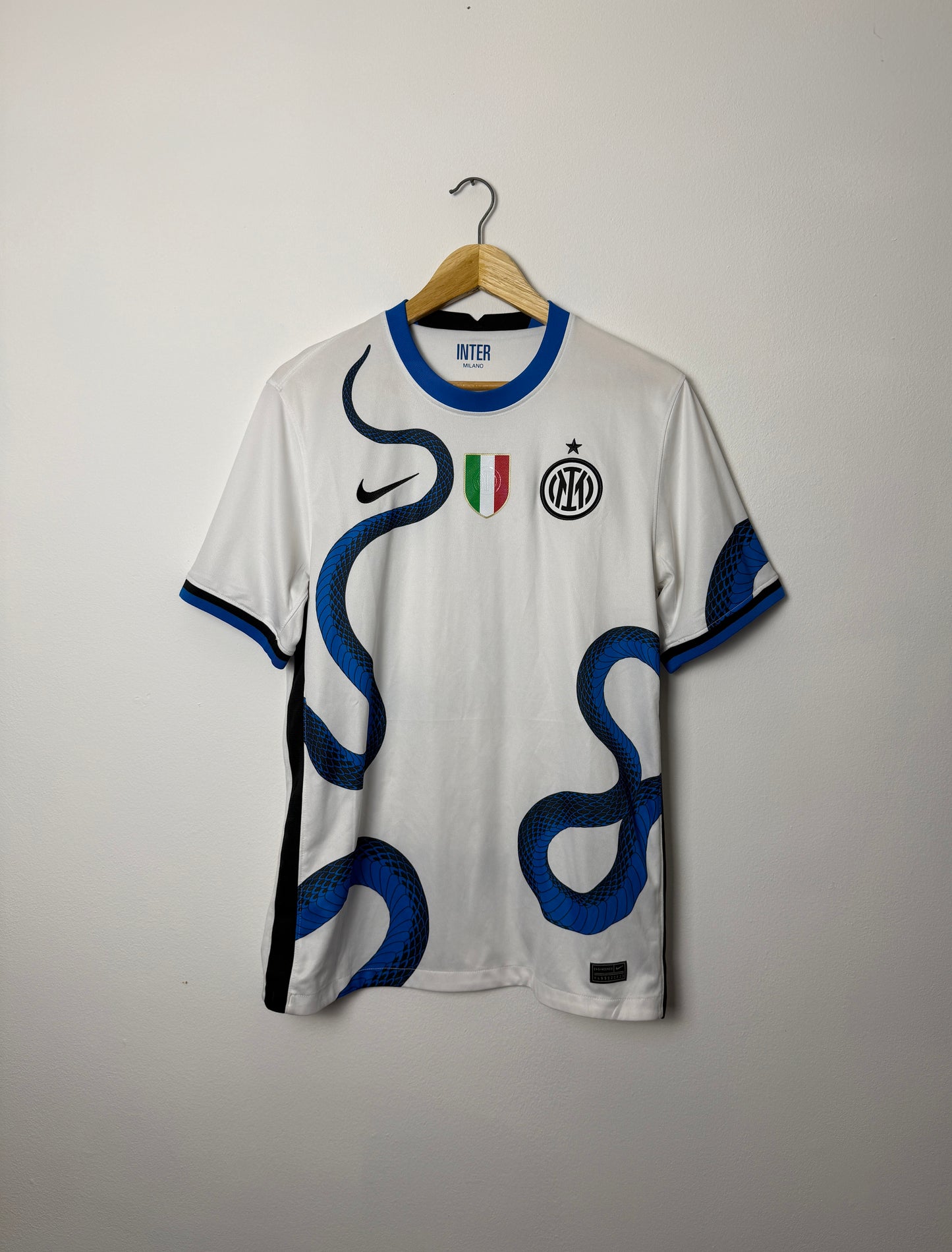 Lautaro Martinez Inter Milan 2021-22 away football shirt (M)