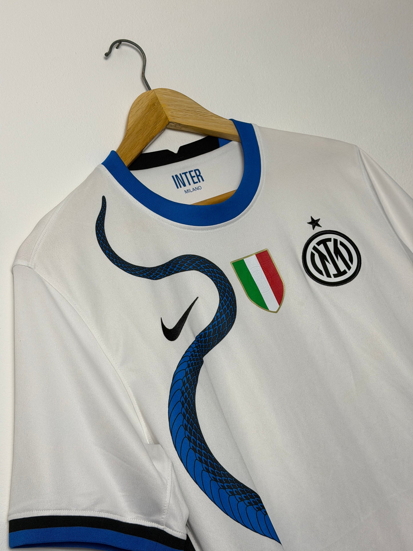 Lautaro Martinez Inter Milan 2021-22 away football shirt (M)