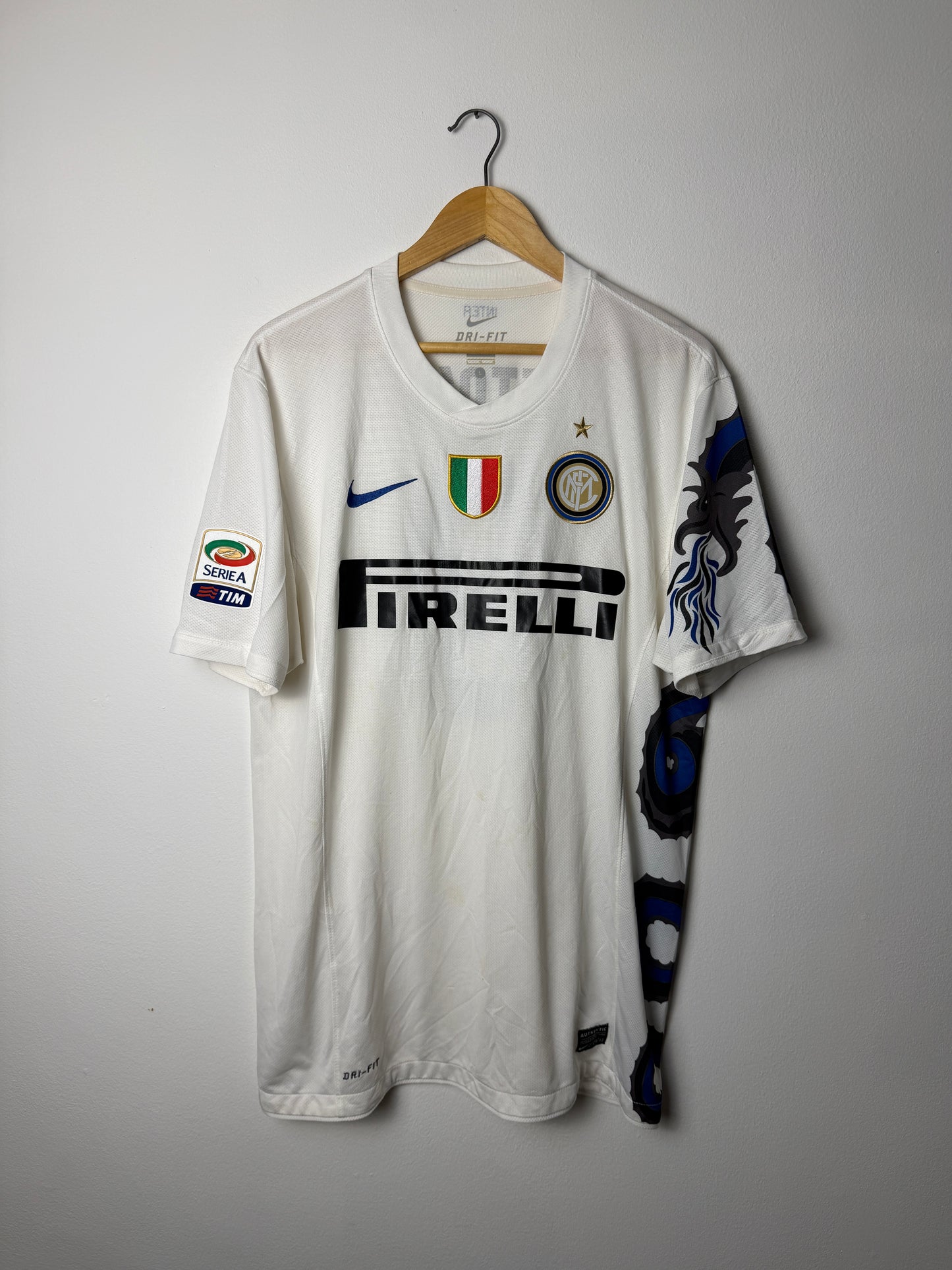 Samuel Eto'o Inter Milan 2010-11 away football shirt (L)