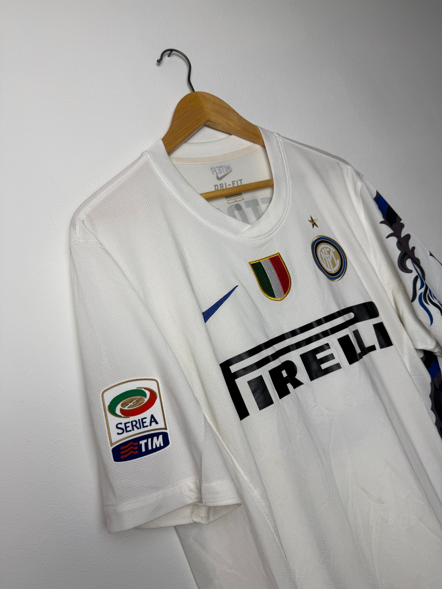 Samuel Eto'o Inter Milan 2010-11 away football shirt (L)