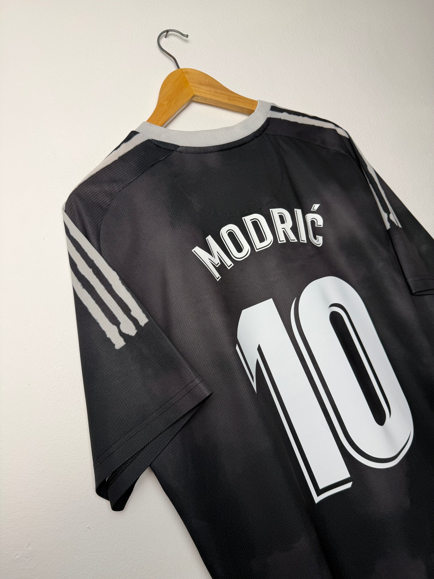 Luka Modric Real Madrid CF 2020-21 fourth special football shirt (XL)