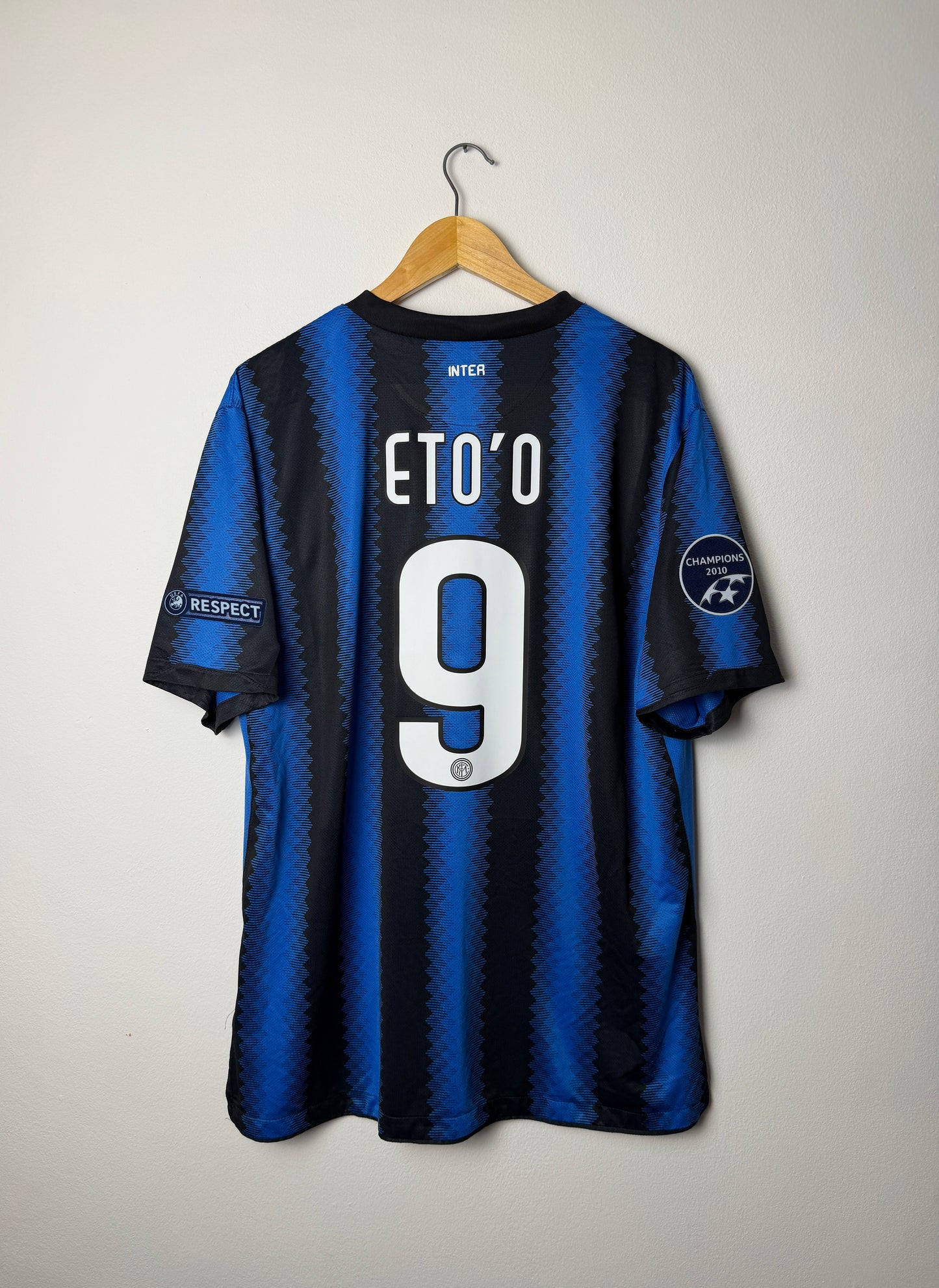 Samuel Eto'o Inter Milan 2010-11 home football shirt (XL)