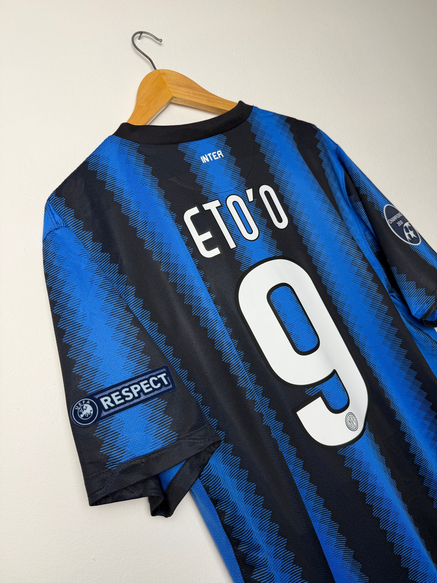 Samuel Eto'o Inter Milan 2010-11 home football shirt (XL)